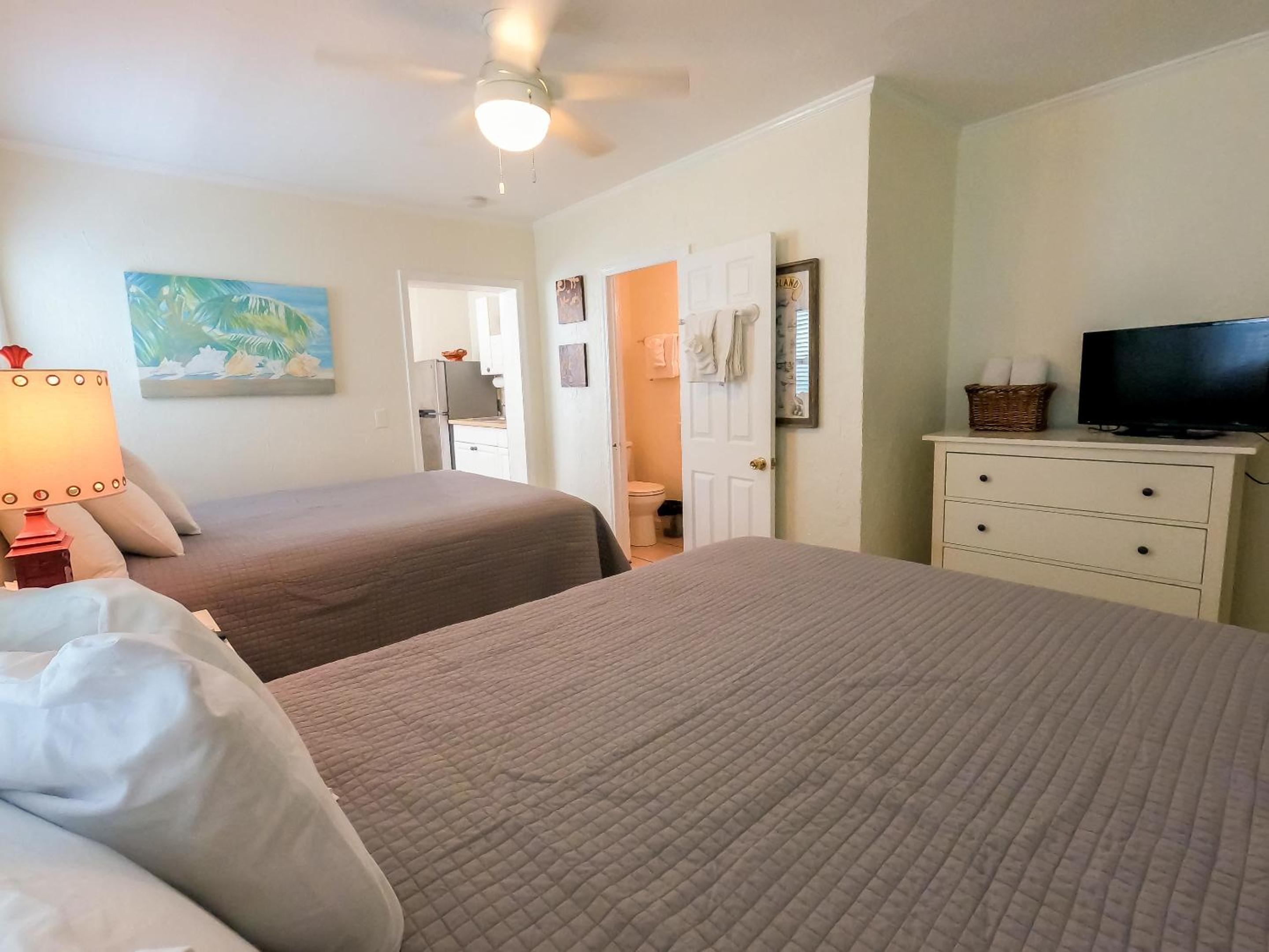 Queen Room photo 2