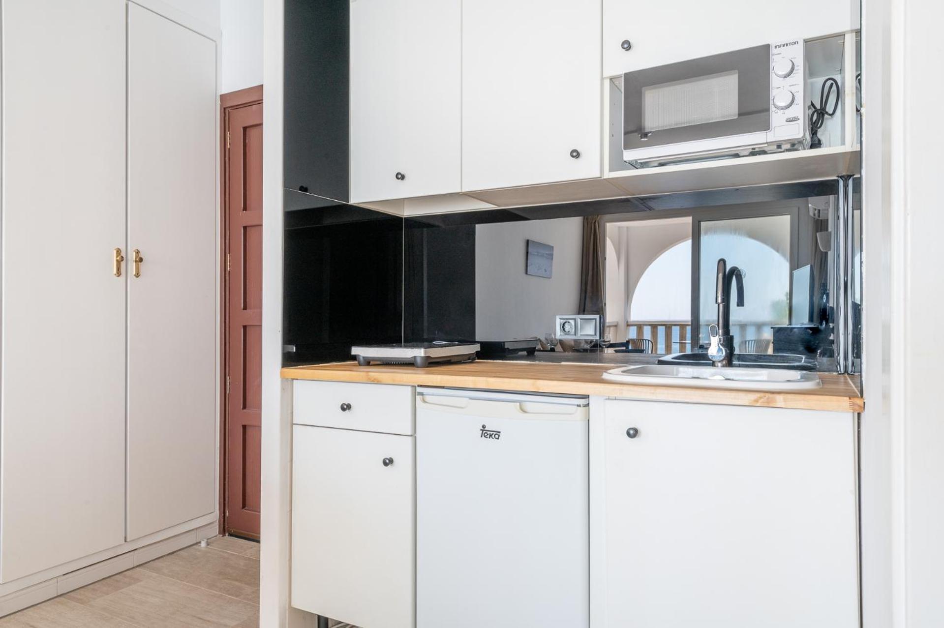 One-Bedroom Apartment with Sea View thumbnail 6
