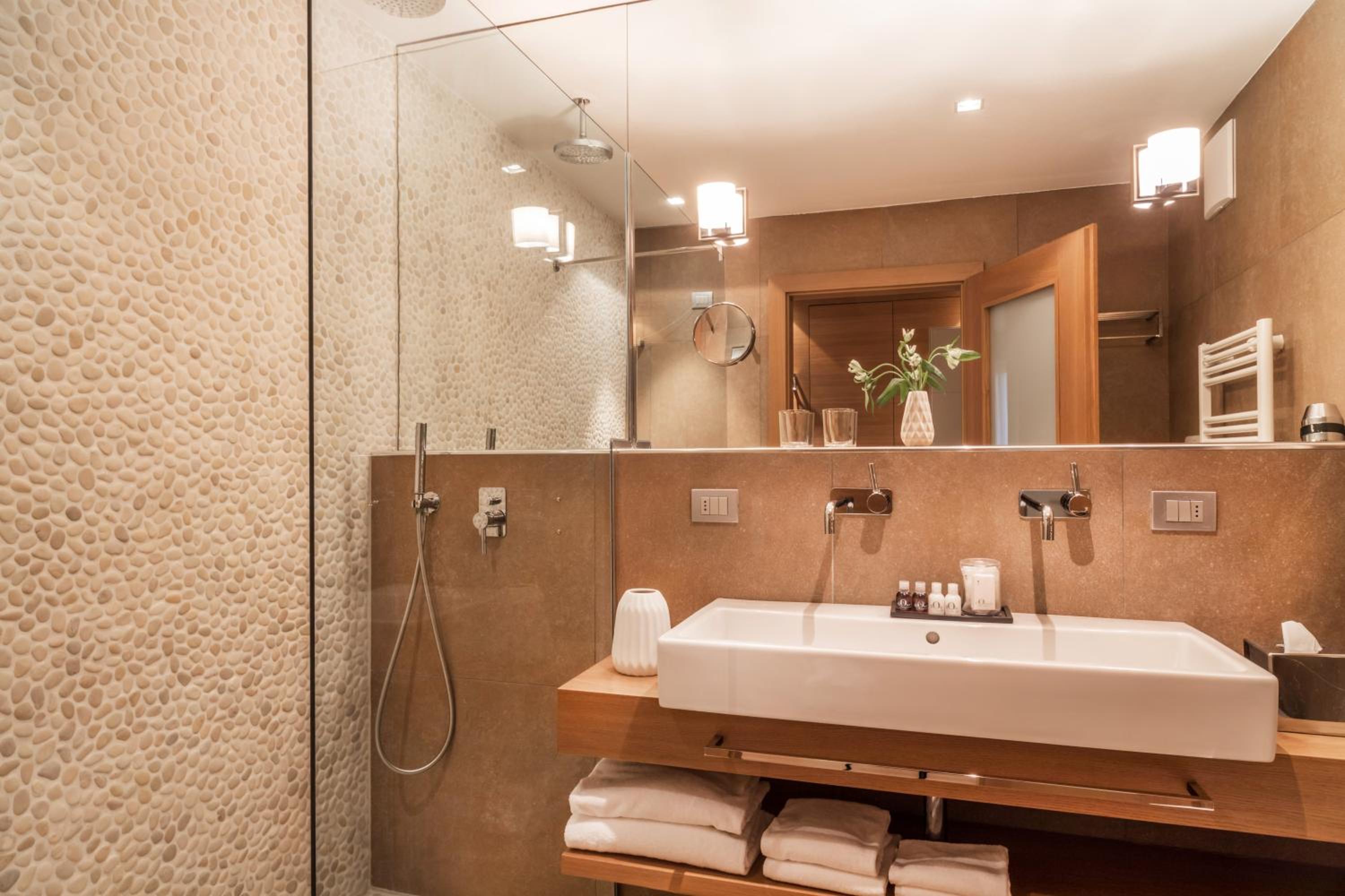 Deluxe King Suite photo 2