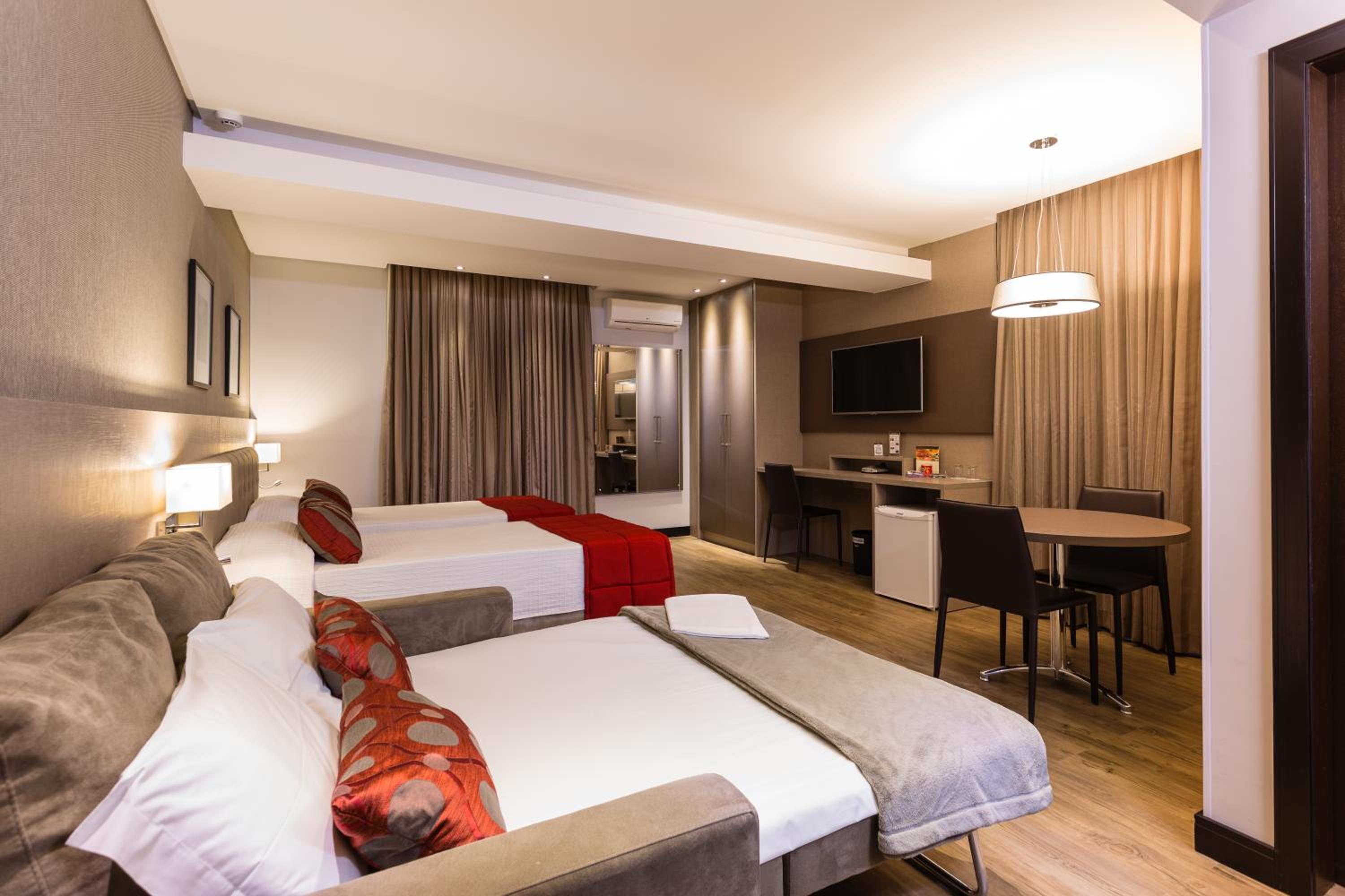 Premium Suite triple with 3 twin bed thumbnail 5