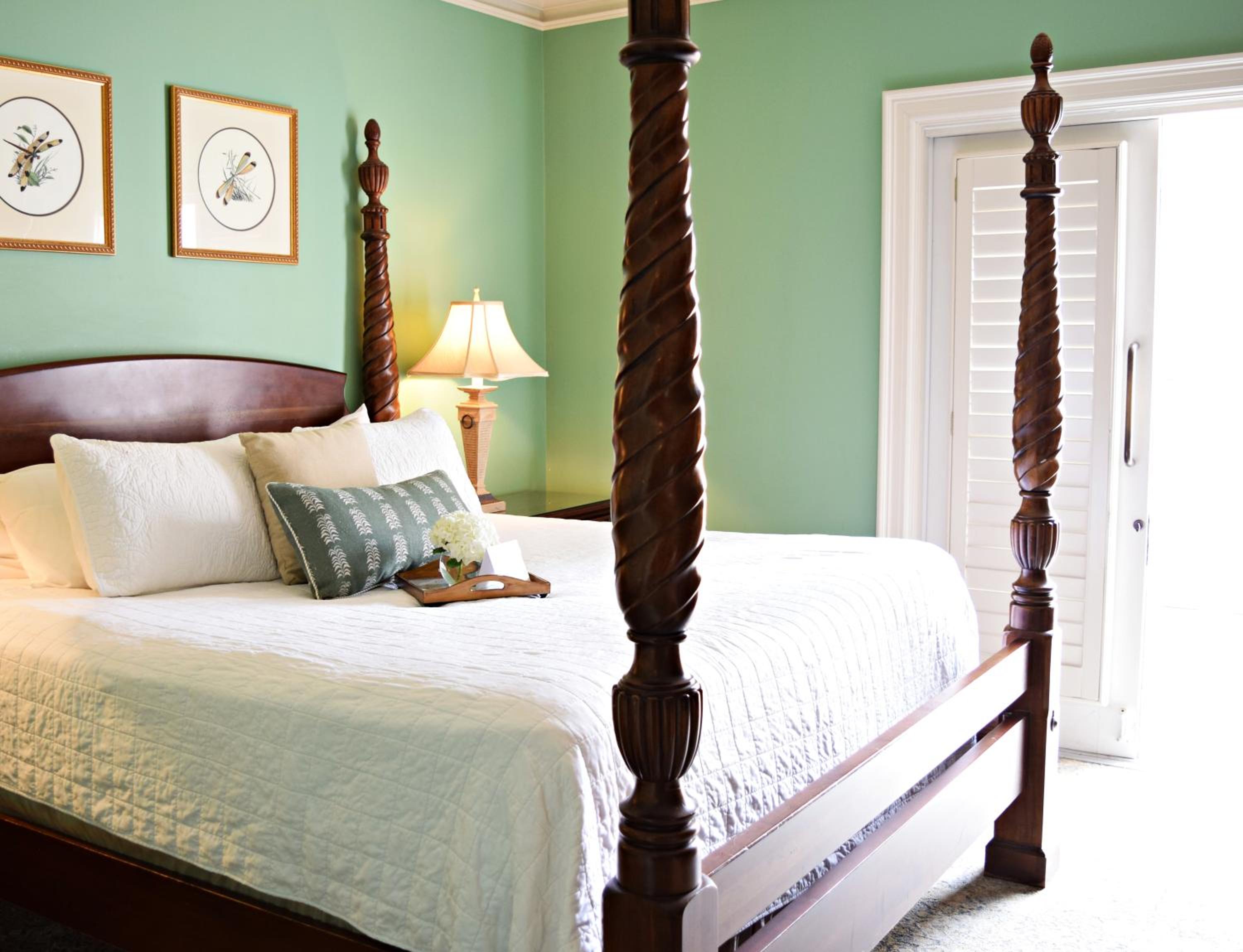 Deluxe King Room - Non-Smoking - Photo 8