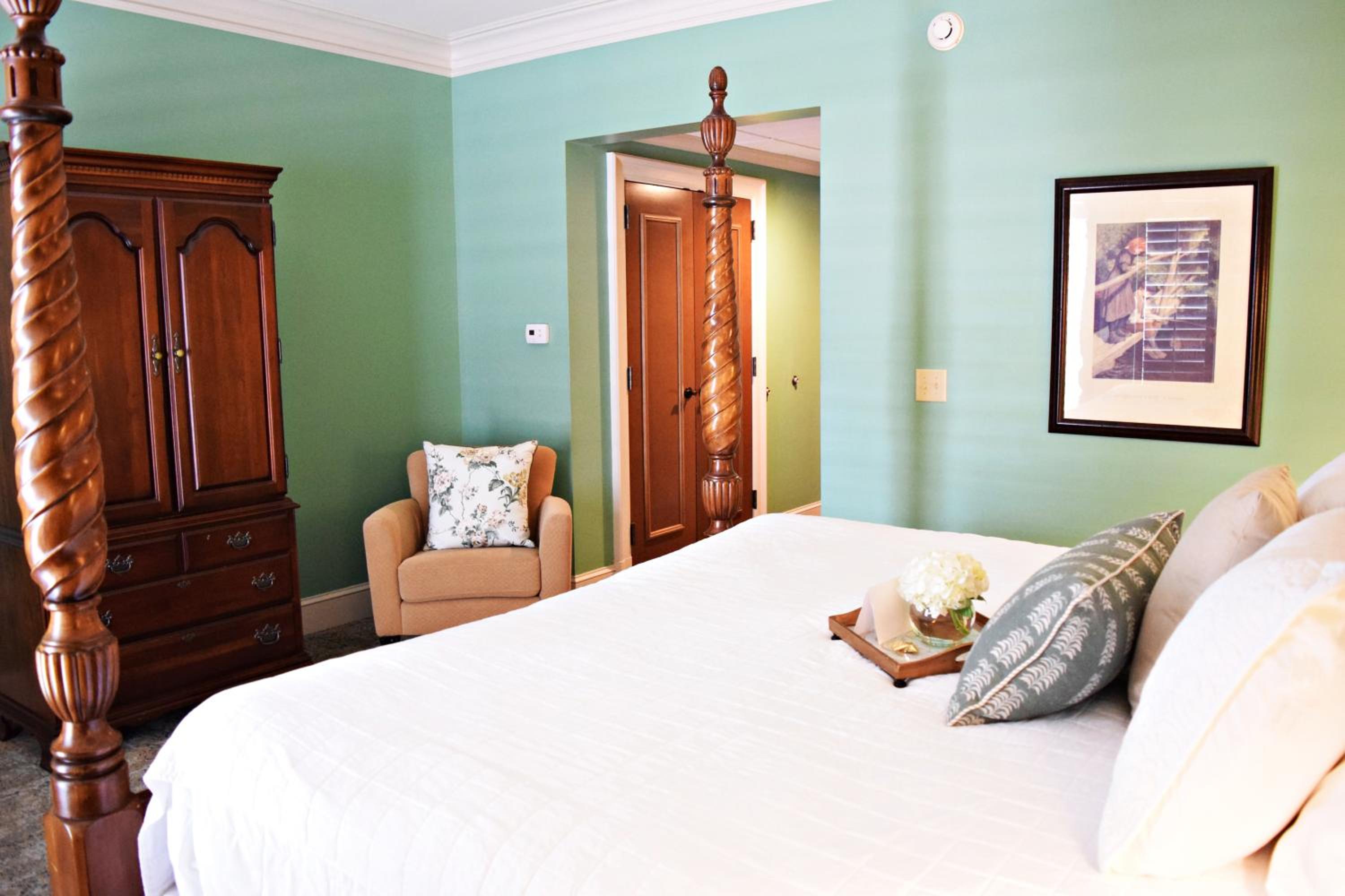 Deluxe King Room - Non-Smoking - Photo 12
