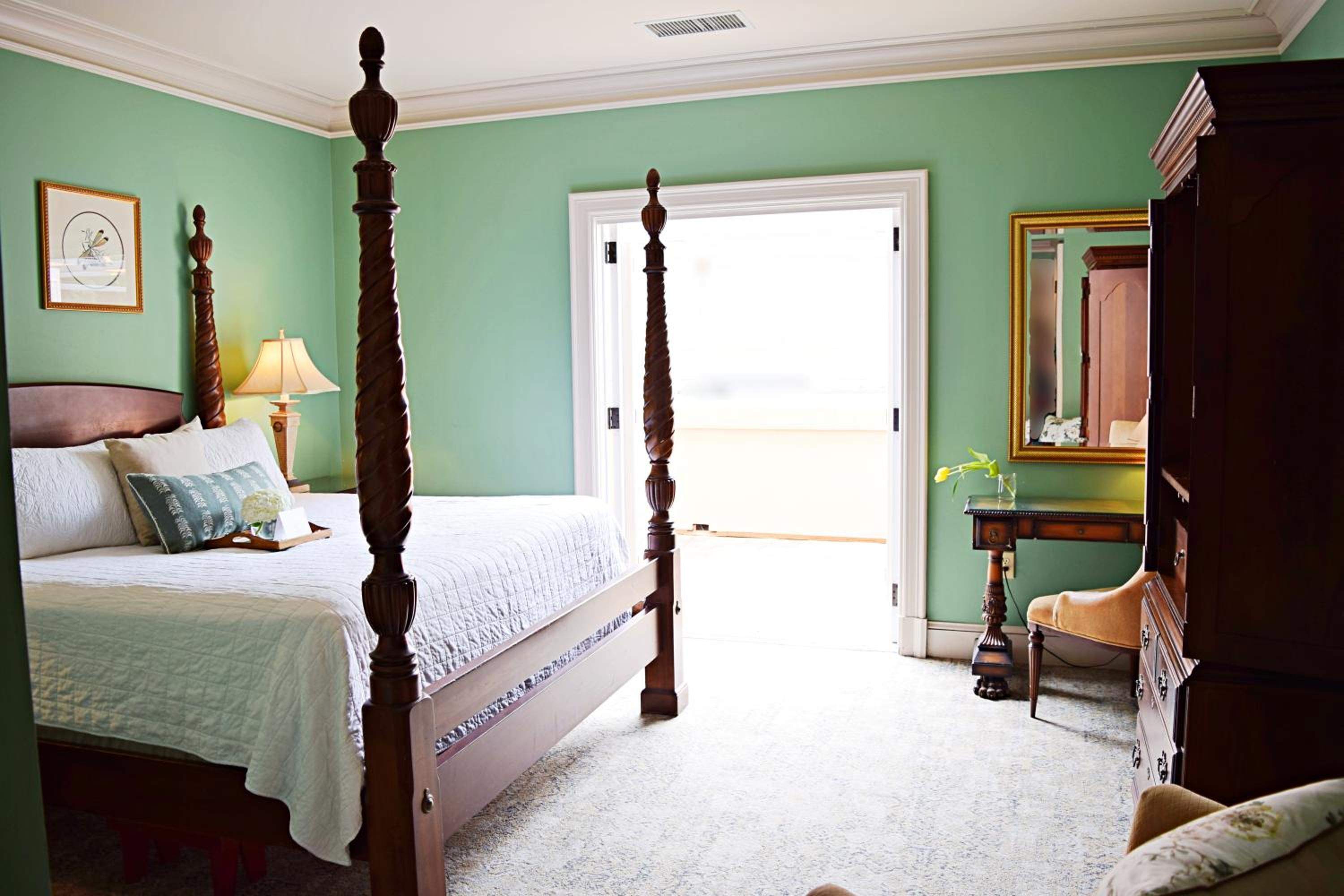 Deluxe King Room - Non-Smoking - Photo 9