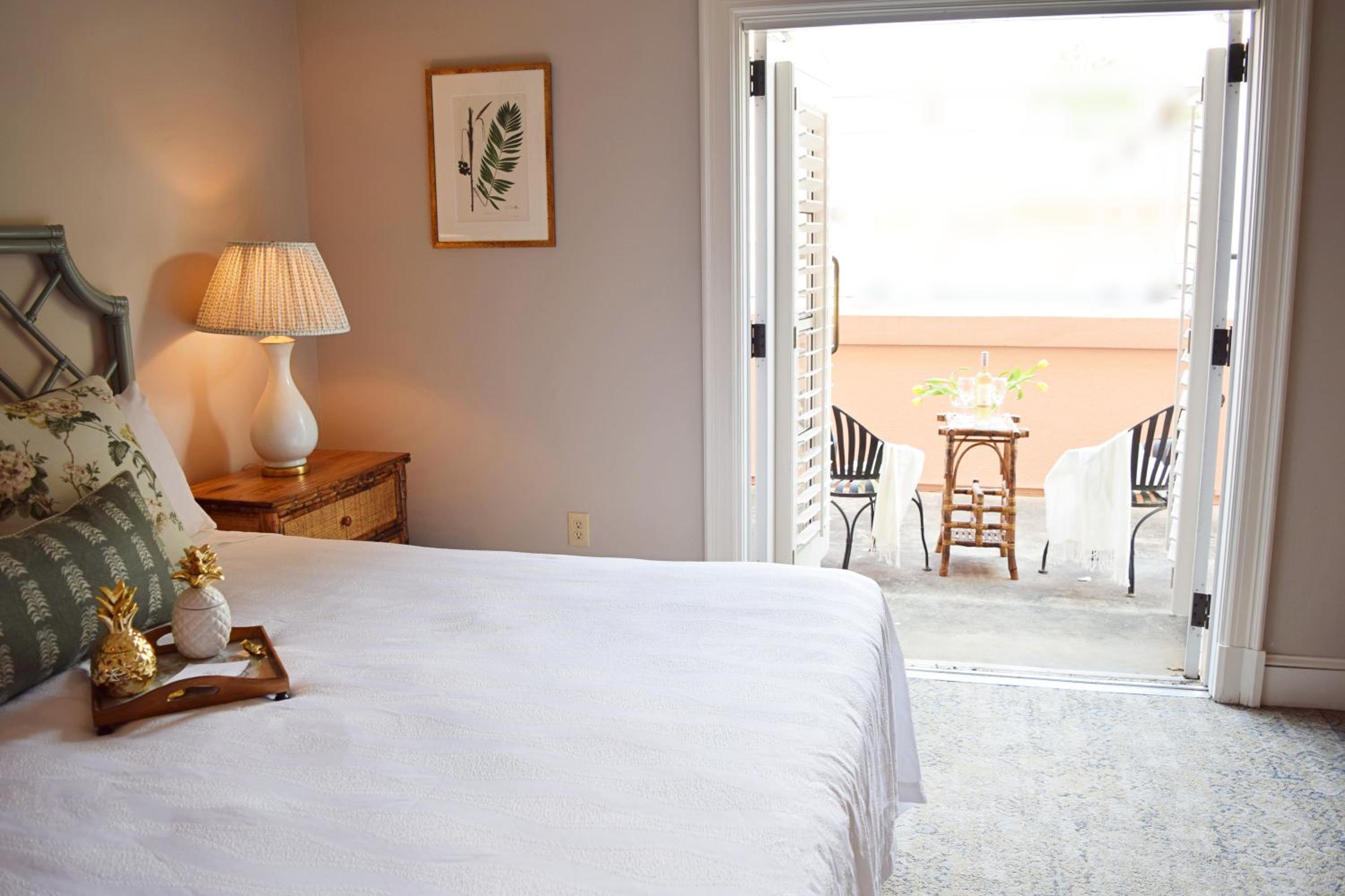 Deluxe King Room - Non-Smoking - Photo 2