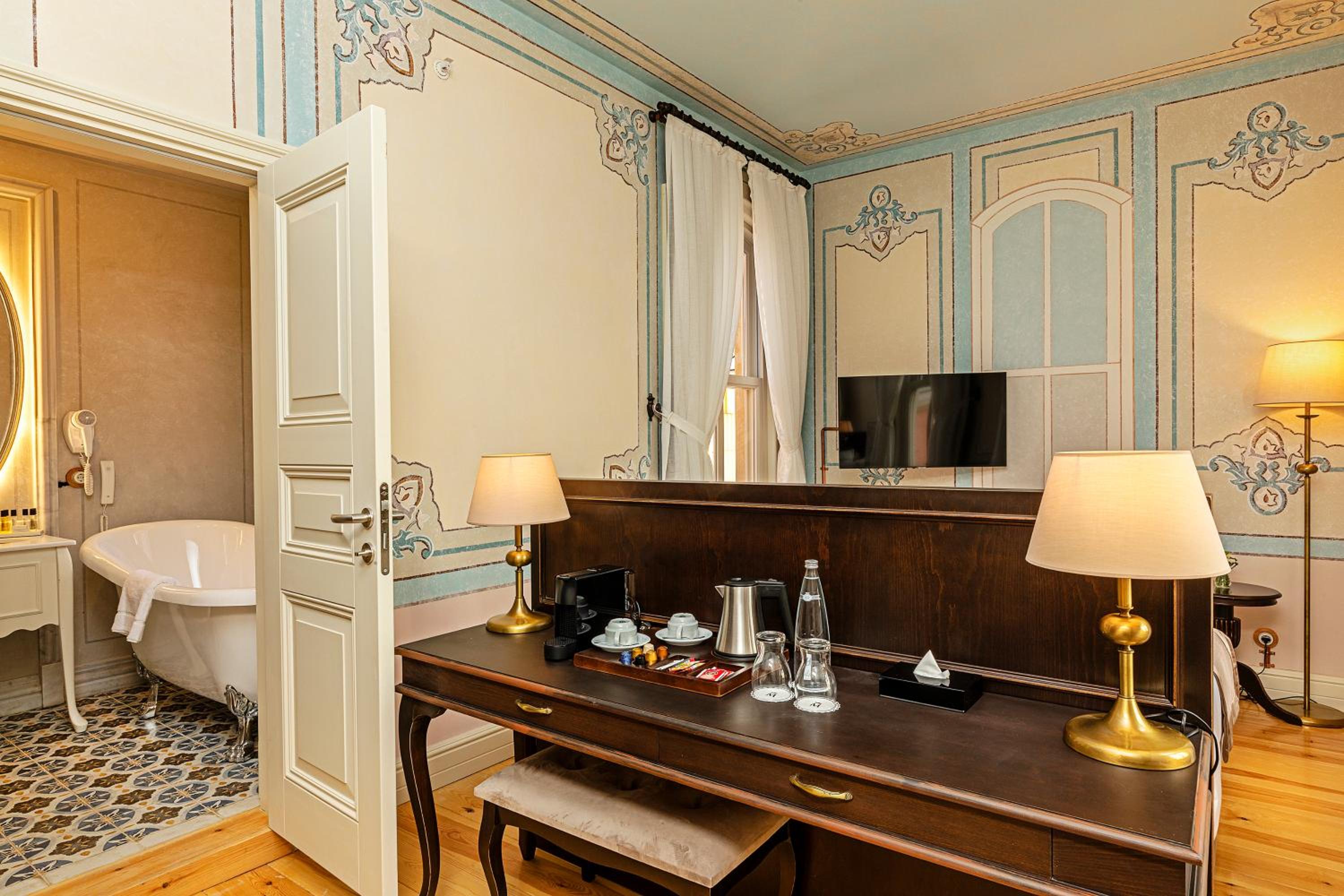 Deluxe Double Room With Bathtub