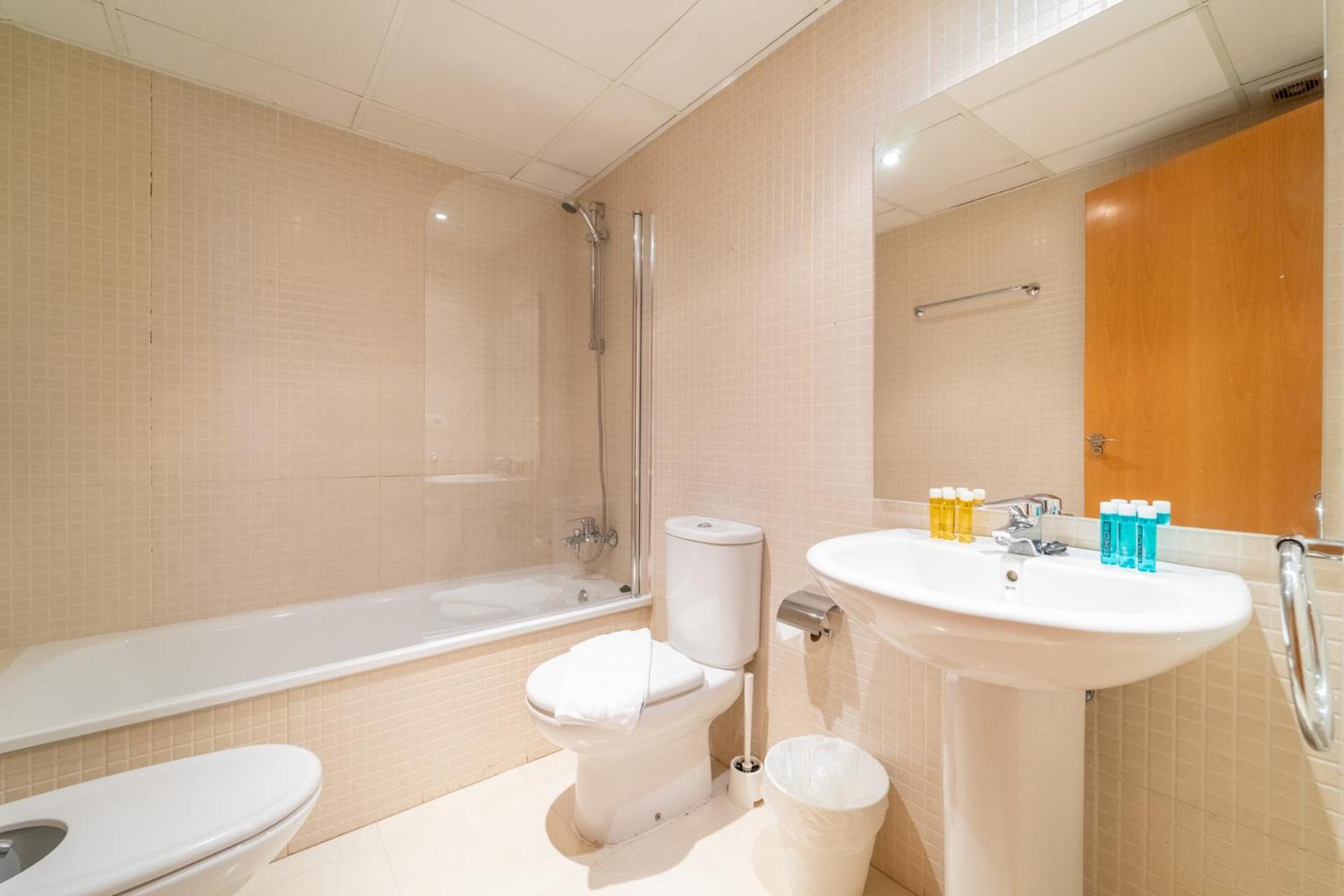 Apartment with Balcony - Photo 7