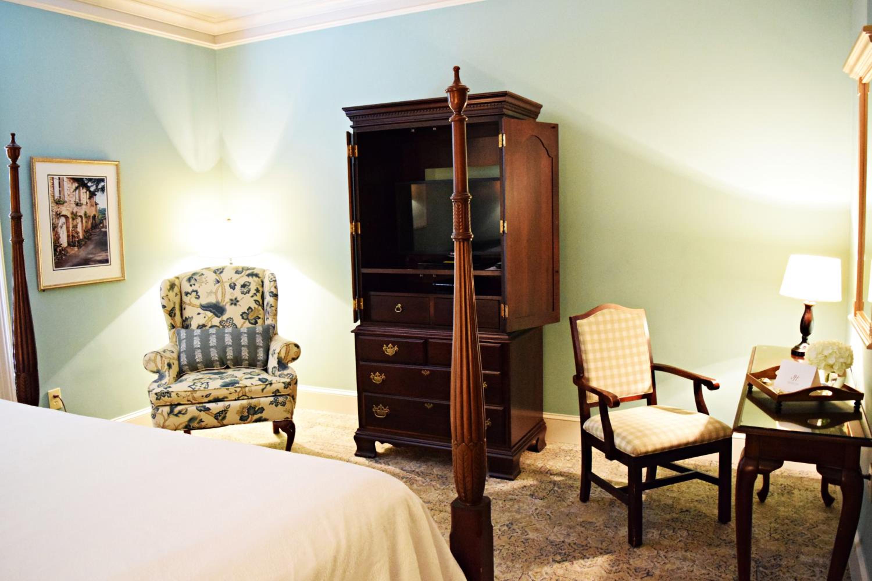 1 King Bed, Gallery Room, Non-Smoking - Photo 3