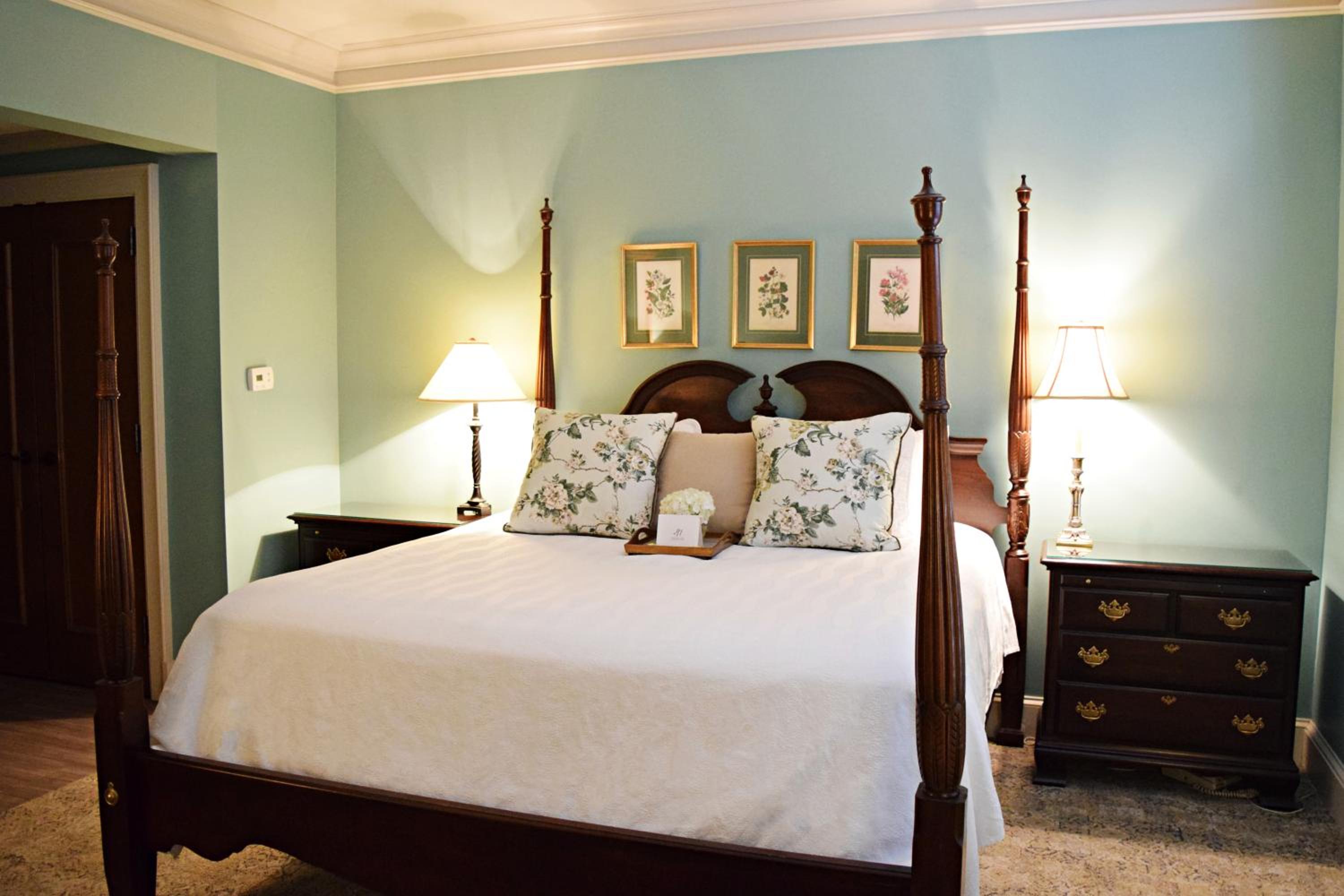 1 King Bed, Gallery Room, Non-Smoking - Photo 11