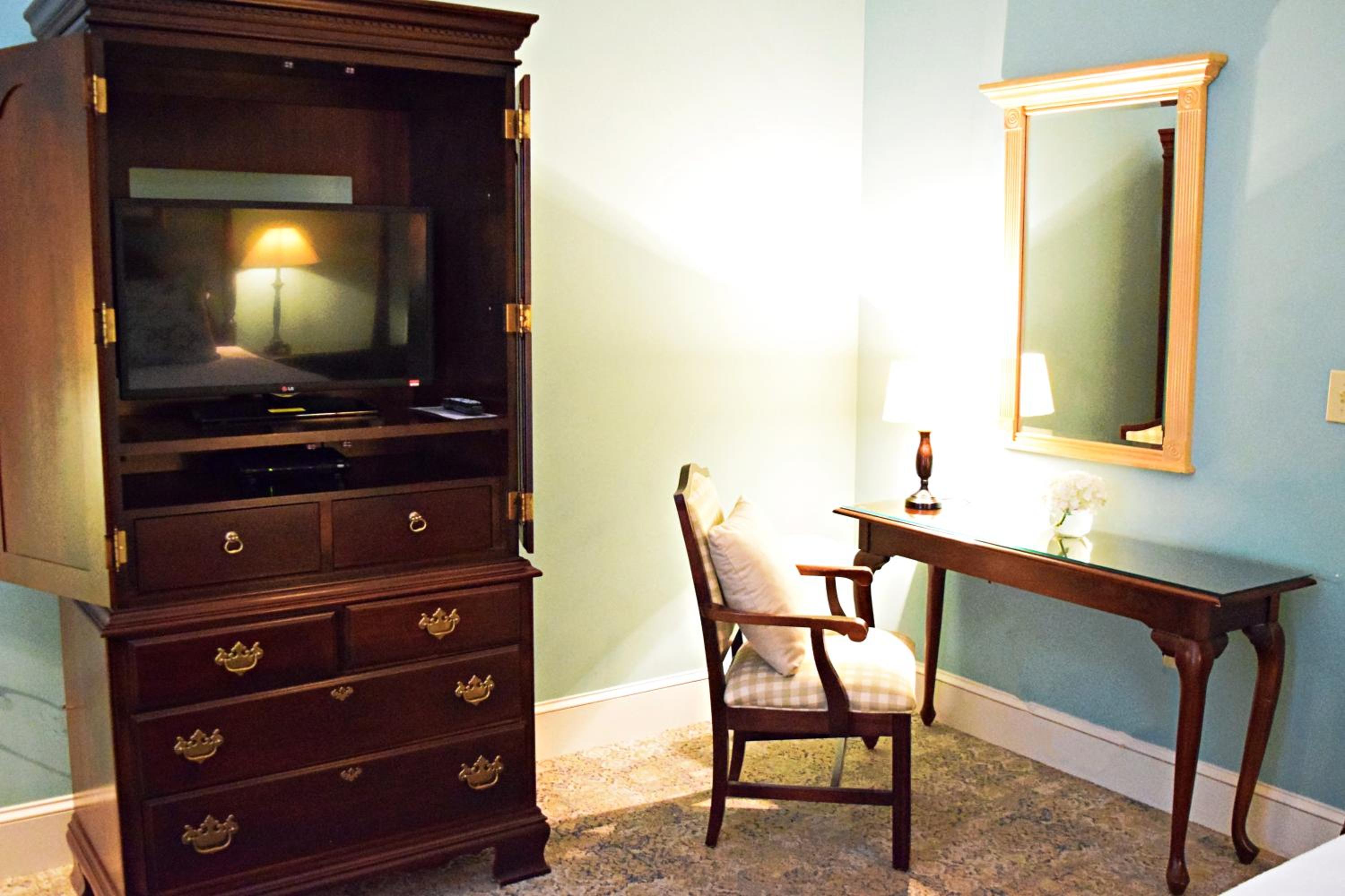 1 King Bed, Gallery Room, Non-Smoking - Photo 10