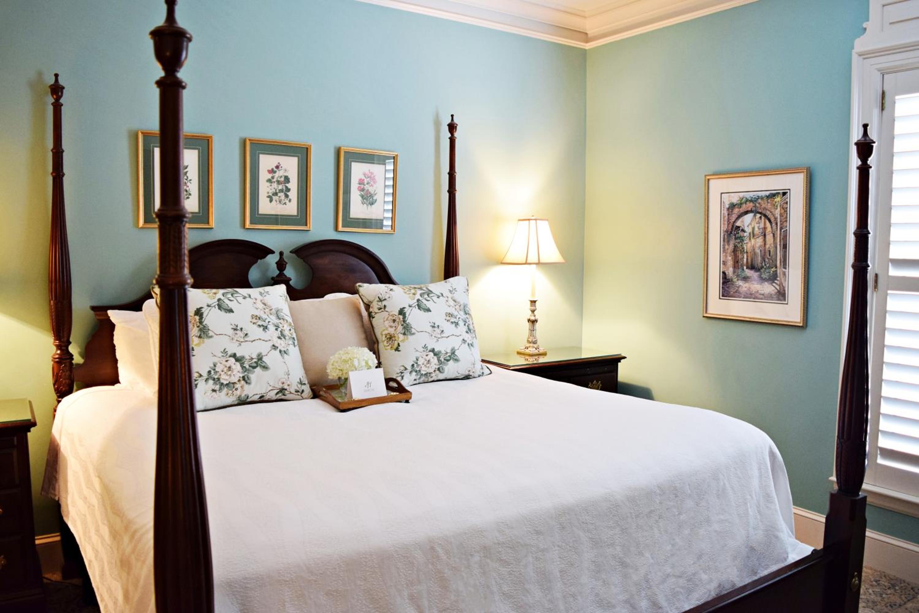 1 King Bed, Gallery Room, Non-Smoking - Photo 13