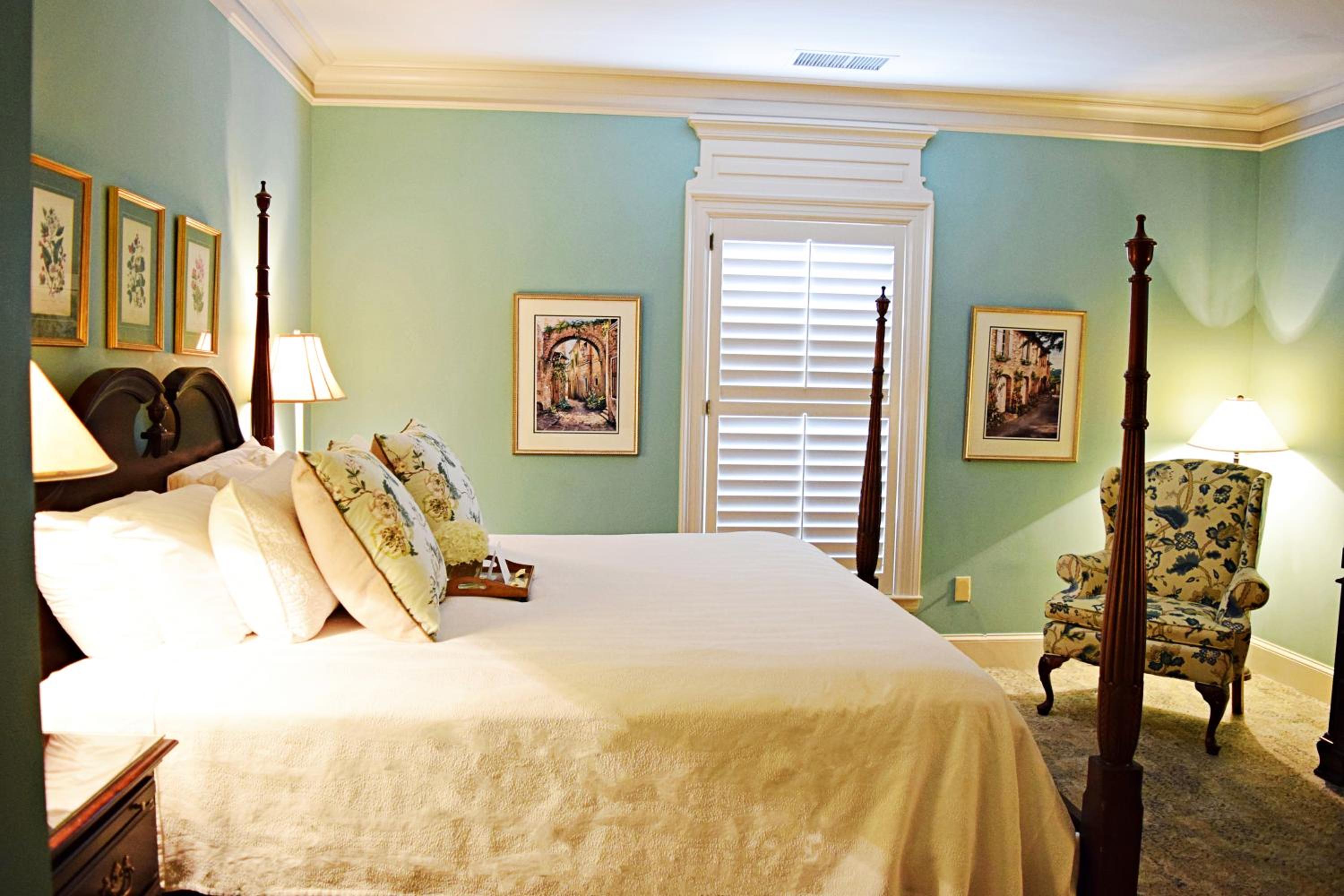 1 King Bed, Gallery Room, Non-Smoking - Photo 4