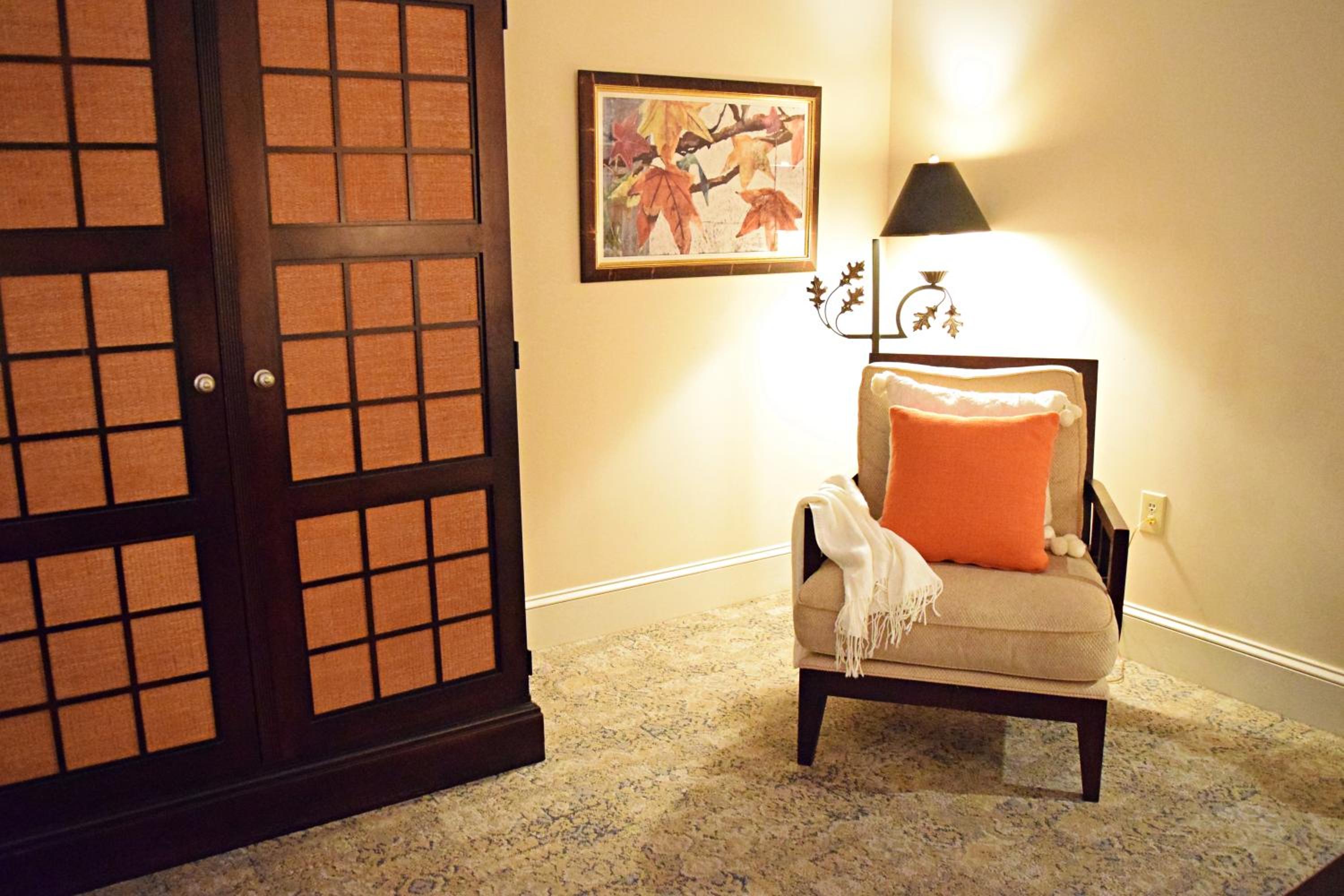 1 King Bed, Gallery Room, Non-Smoking - Photo 5