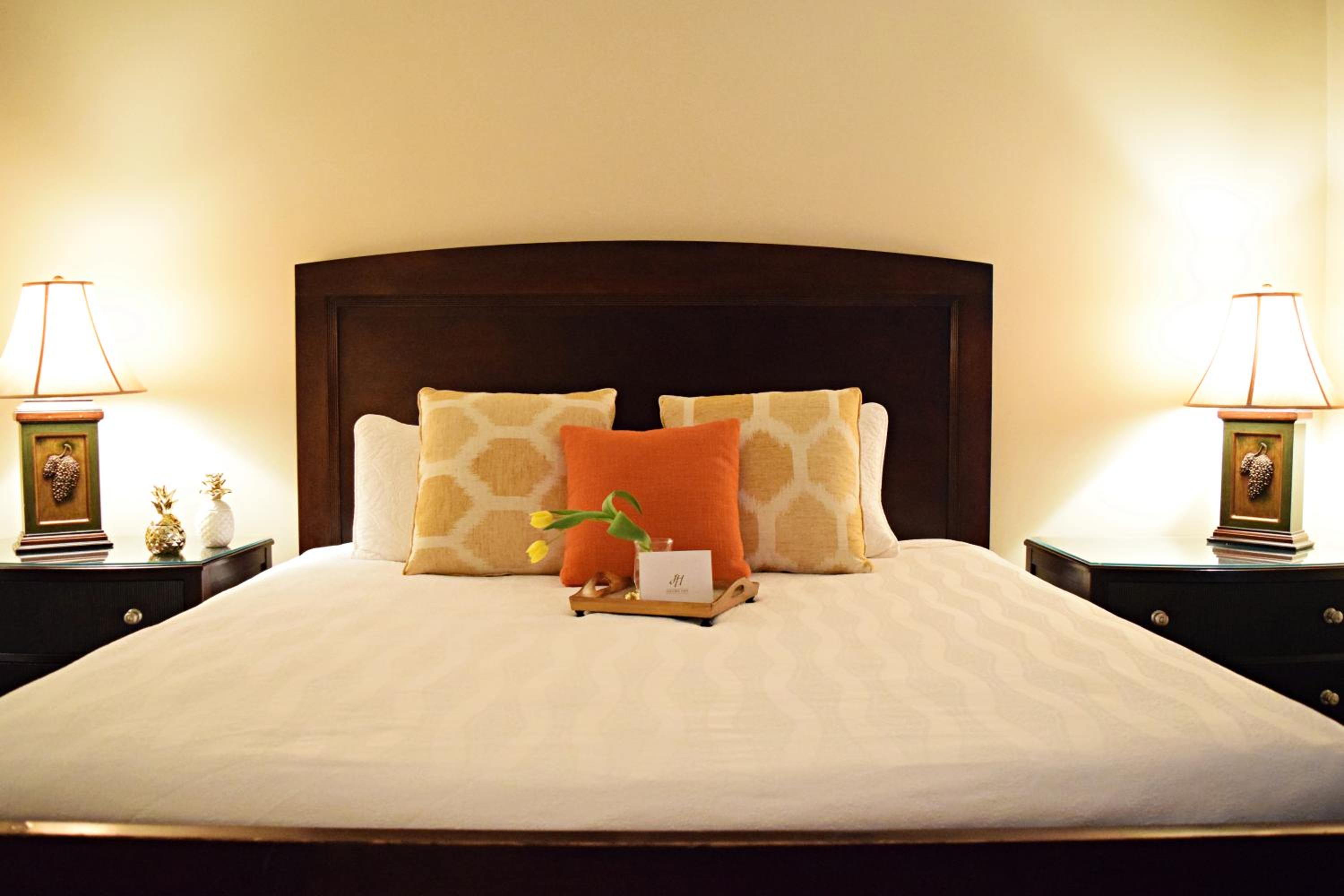 1 King Bed, Gallery Room, Non-Smoking - Photo 8