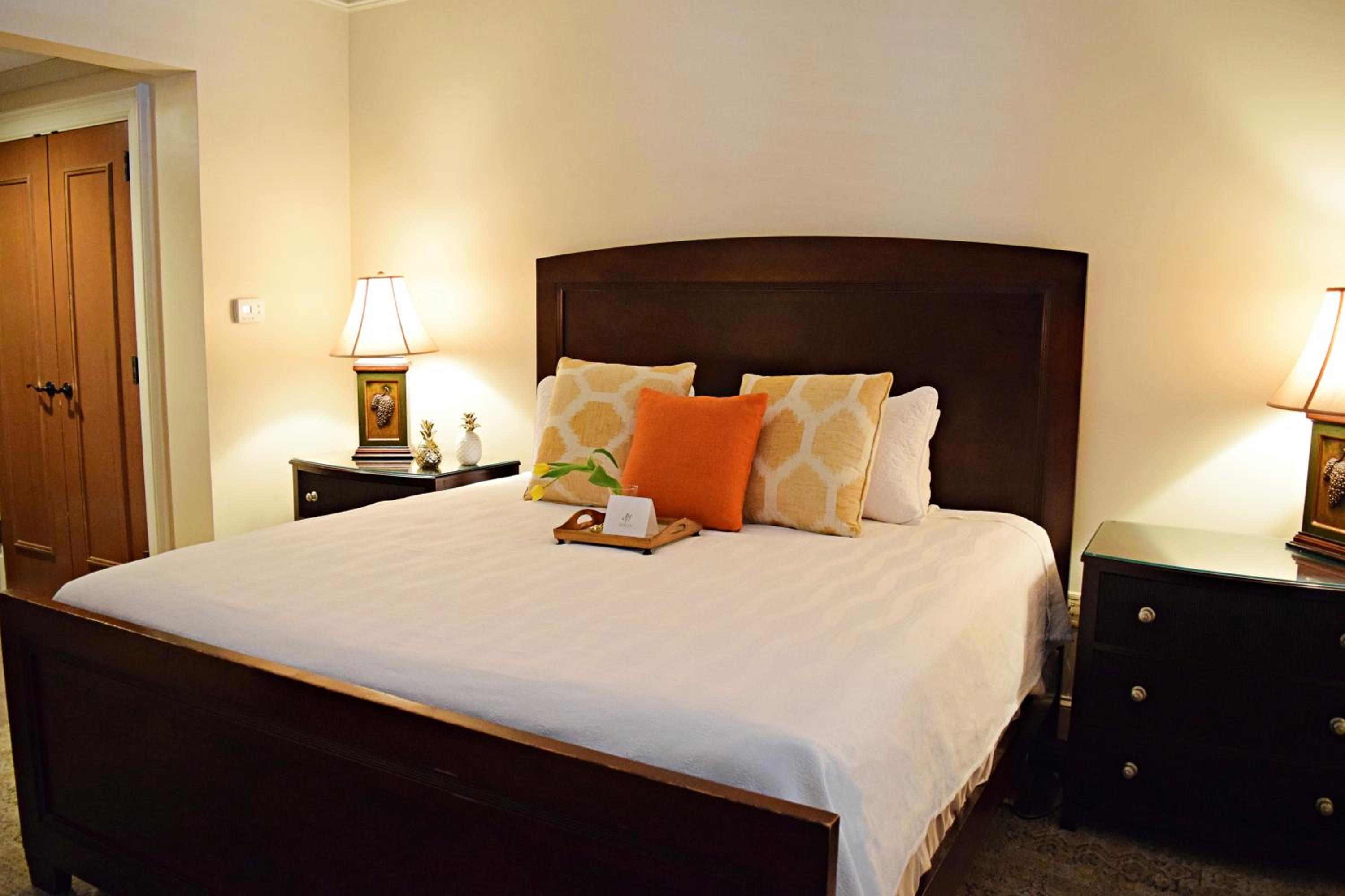 1 King Bed, Gallery Room, Non-Smoking - Photo 9