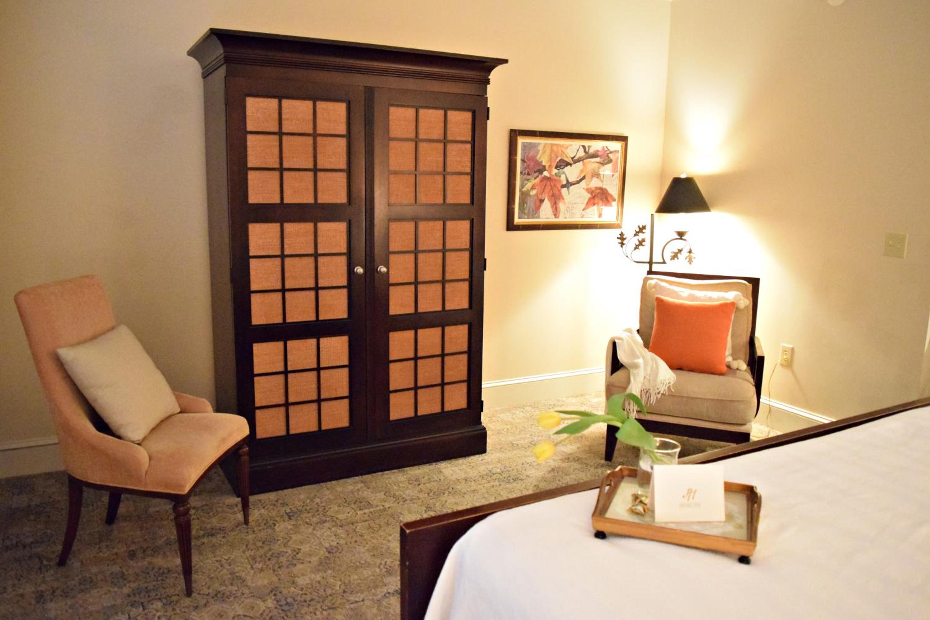 1 King Bed, Gallery Room, Non-Smoking - Photo 6
