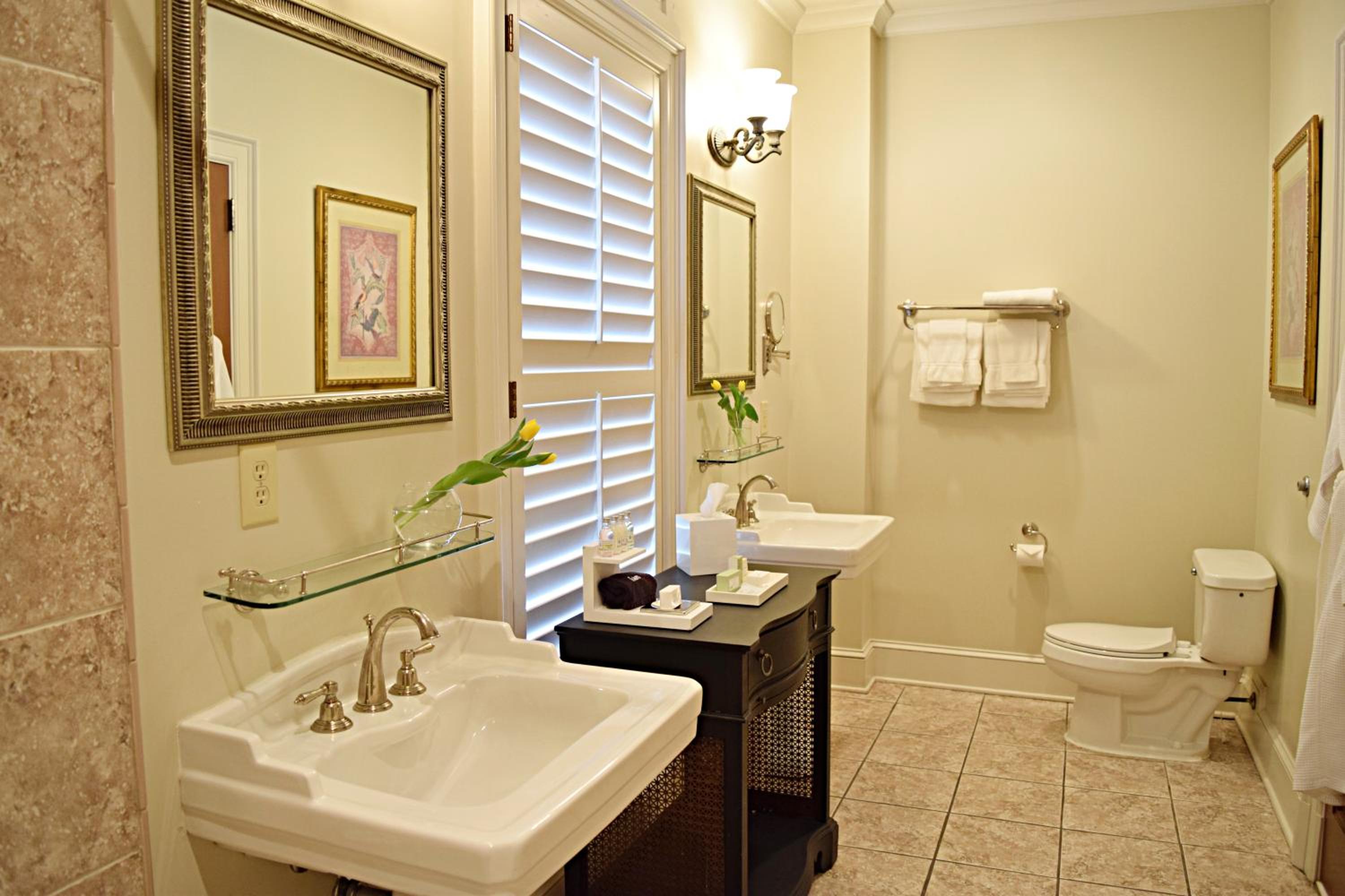 Superior King Room - Non-Smoking - Photo 6