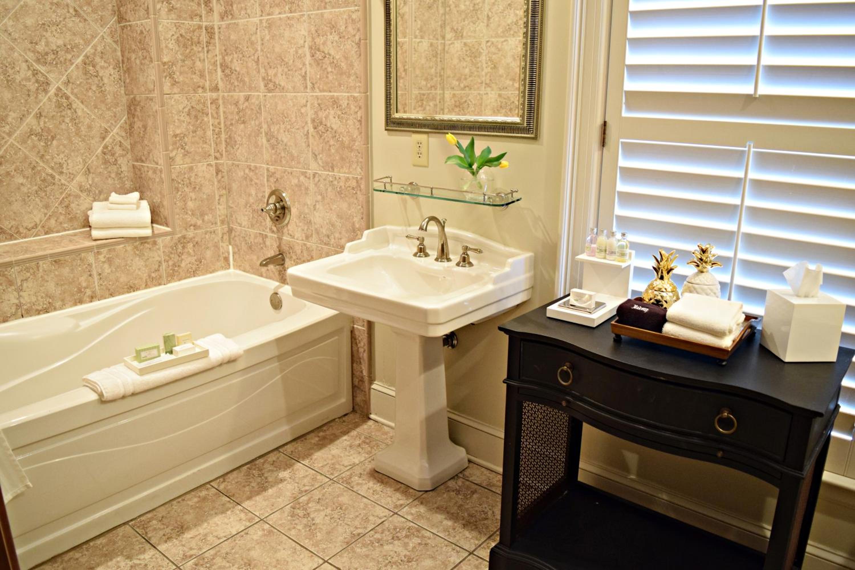 Superior King Room - Non-Smoking - Photo 3