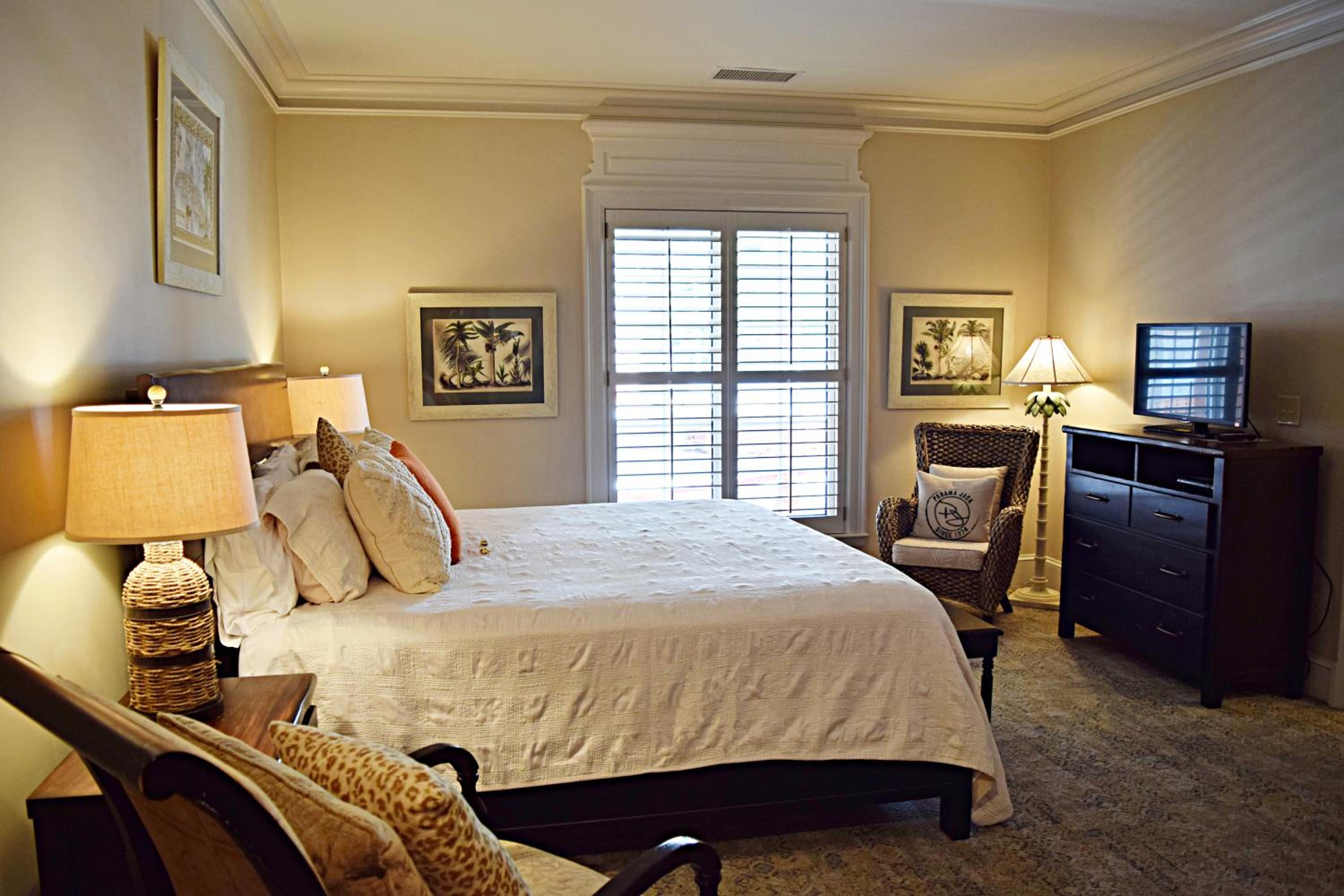 Superior King Room - Non-Smoking - Photo 8