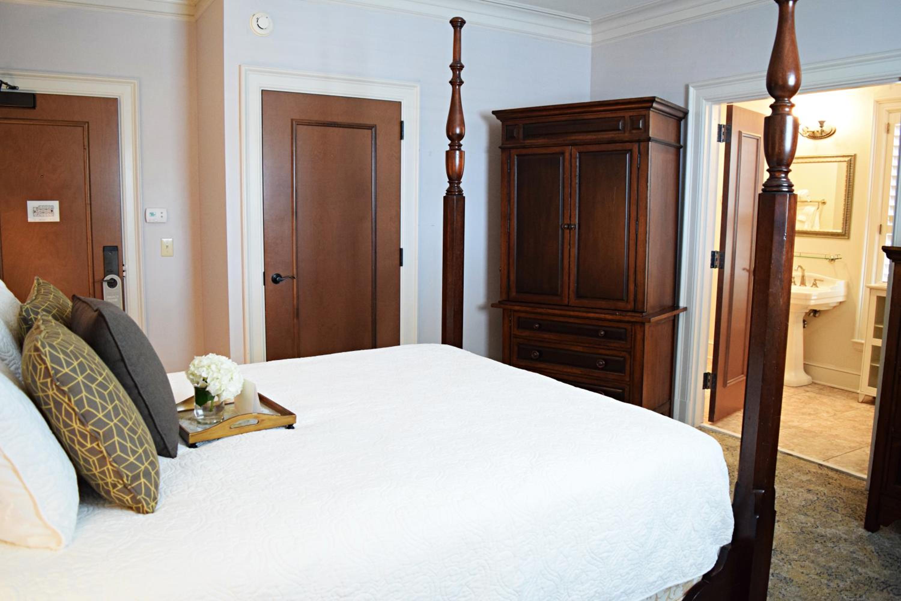 Deluxe Queen Room - Non-Smoking - Photo 8