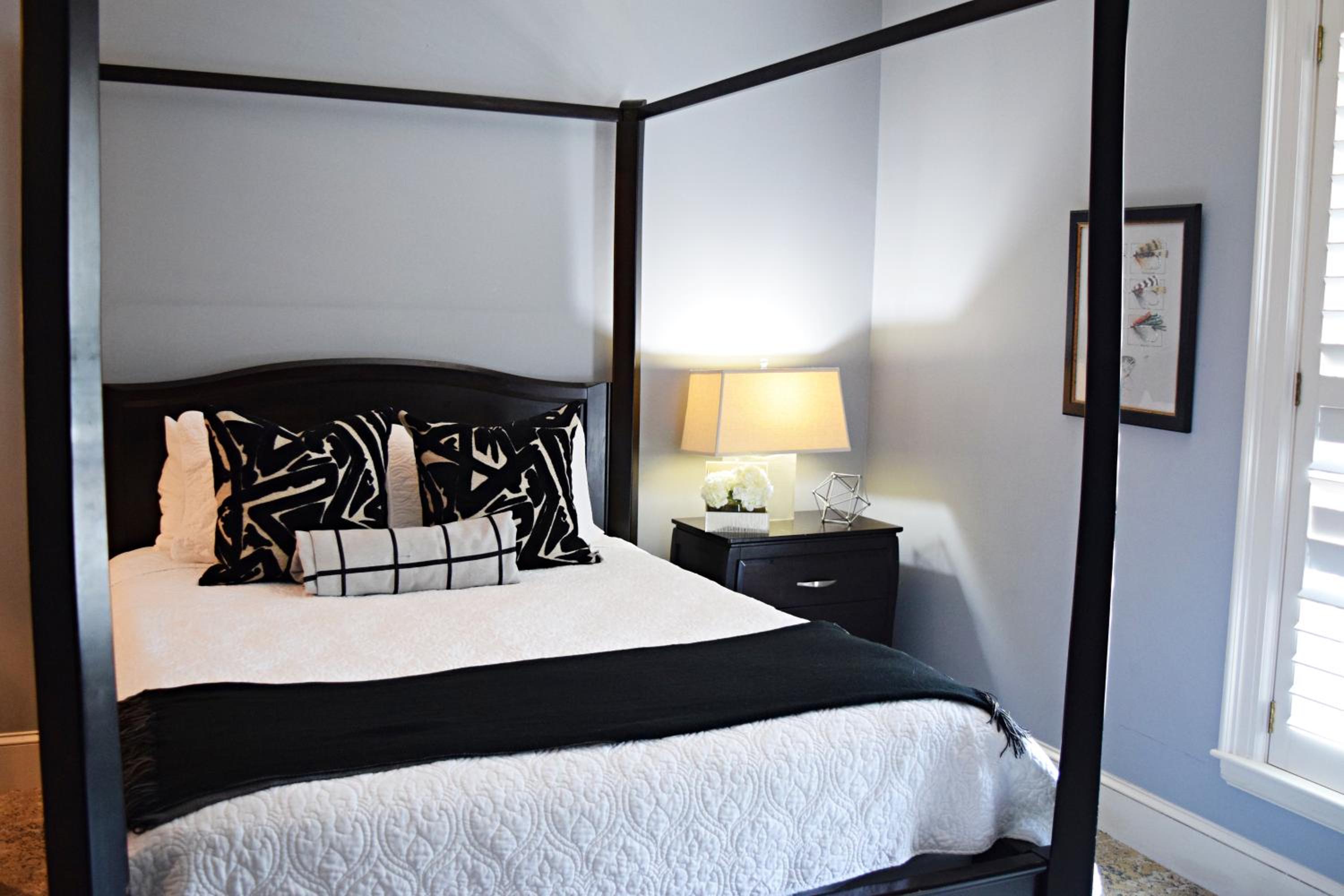 1 Queen Bed, Gallery Room, Non-Smoking - Photo 8