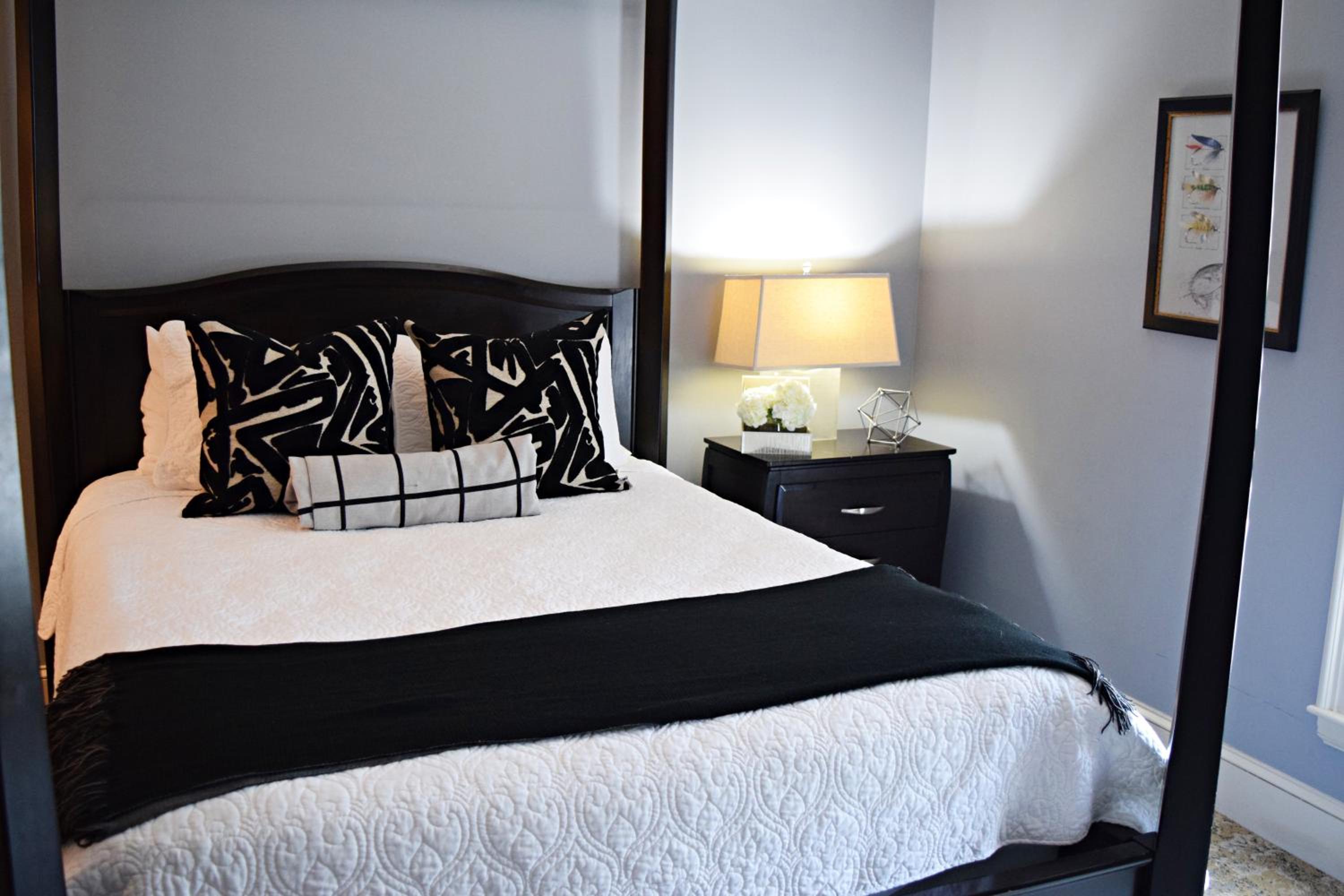 1 Queen Bed, Gallery Room, Non-Smoking - Photo 7