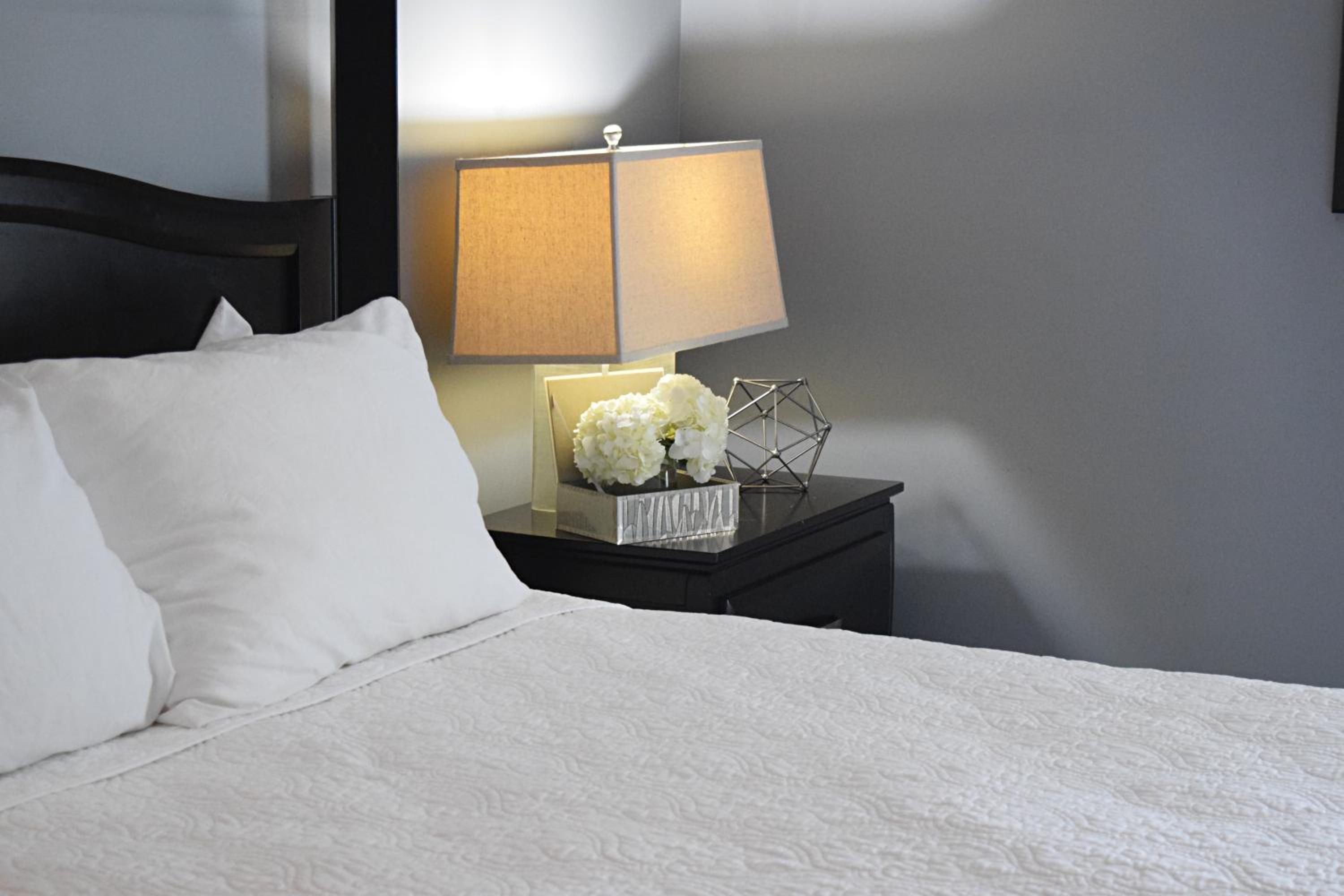 1 Queen Bed, Gallery Room, Non-Smoking - Photo 6