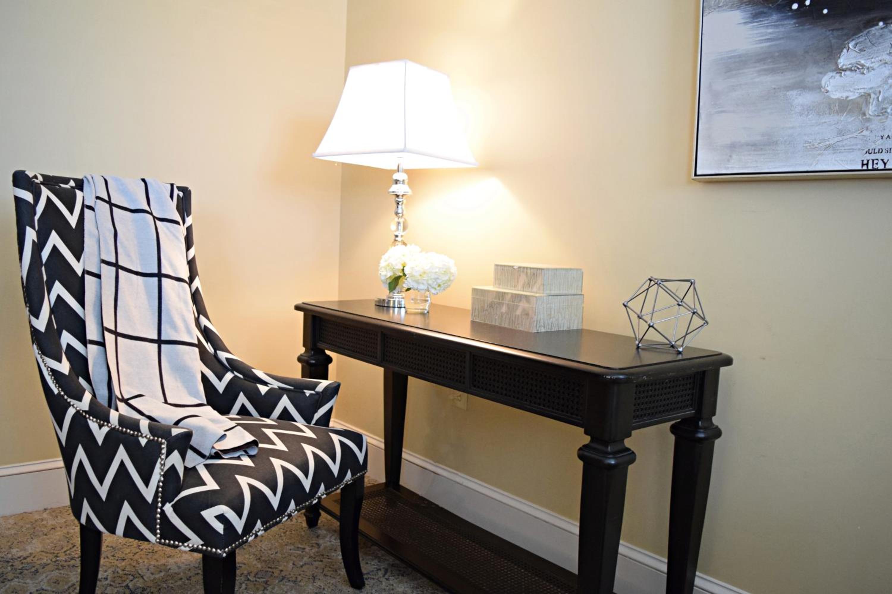 Queen Room with Two Queen Beds - Mobility Access/Non-Smoking - Photo 8