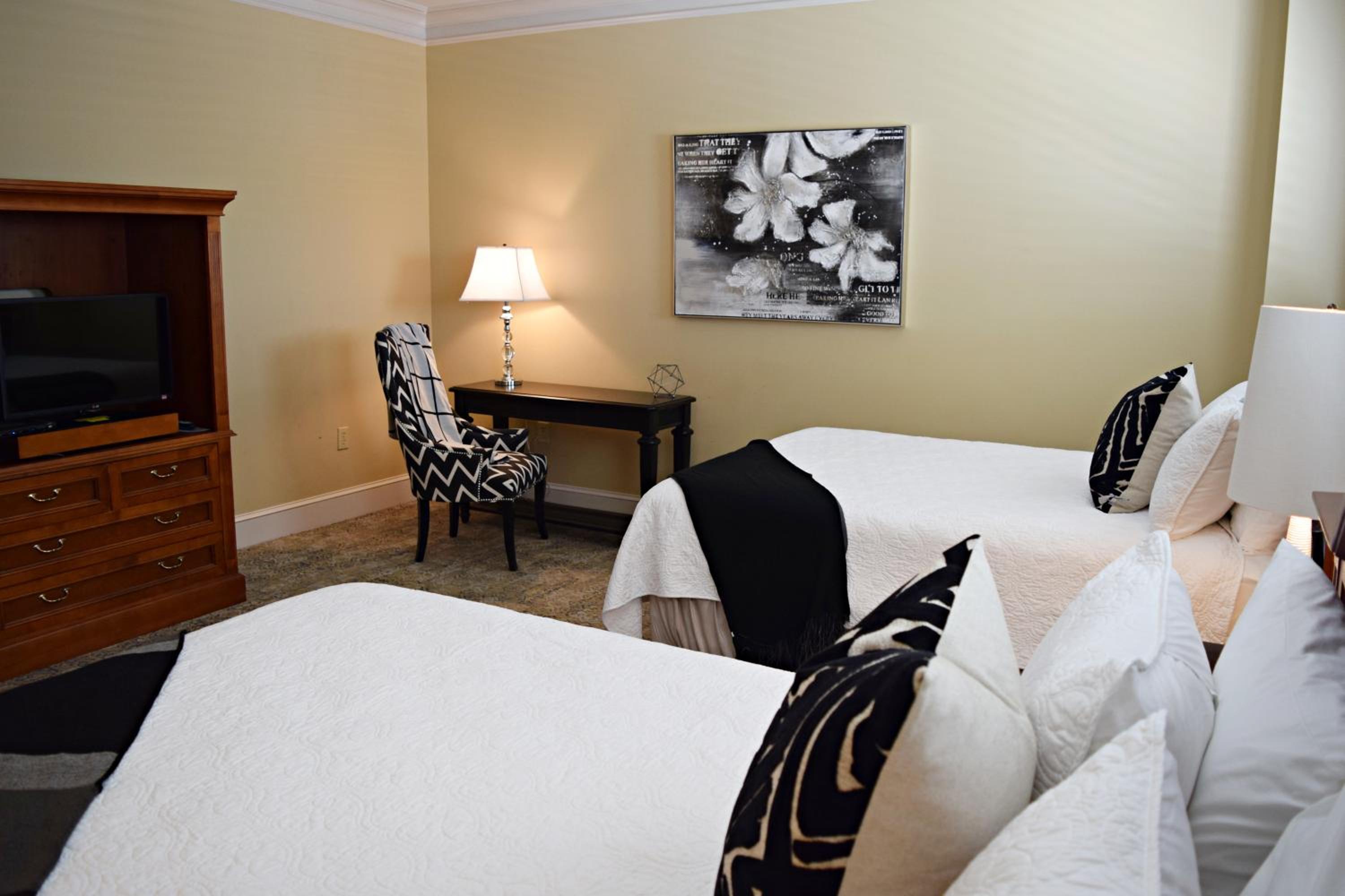 Queen Room with Two Queen Beds - Mobility Access/Non-Smoking - Photo 11
