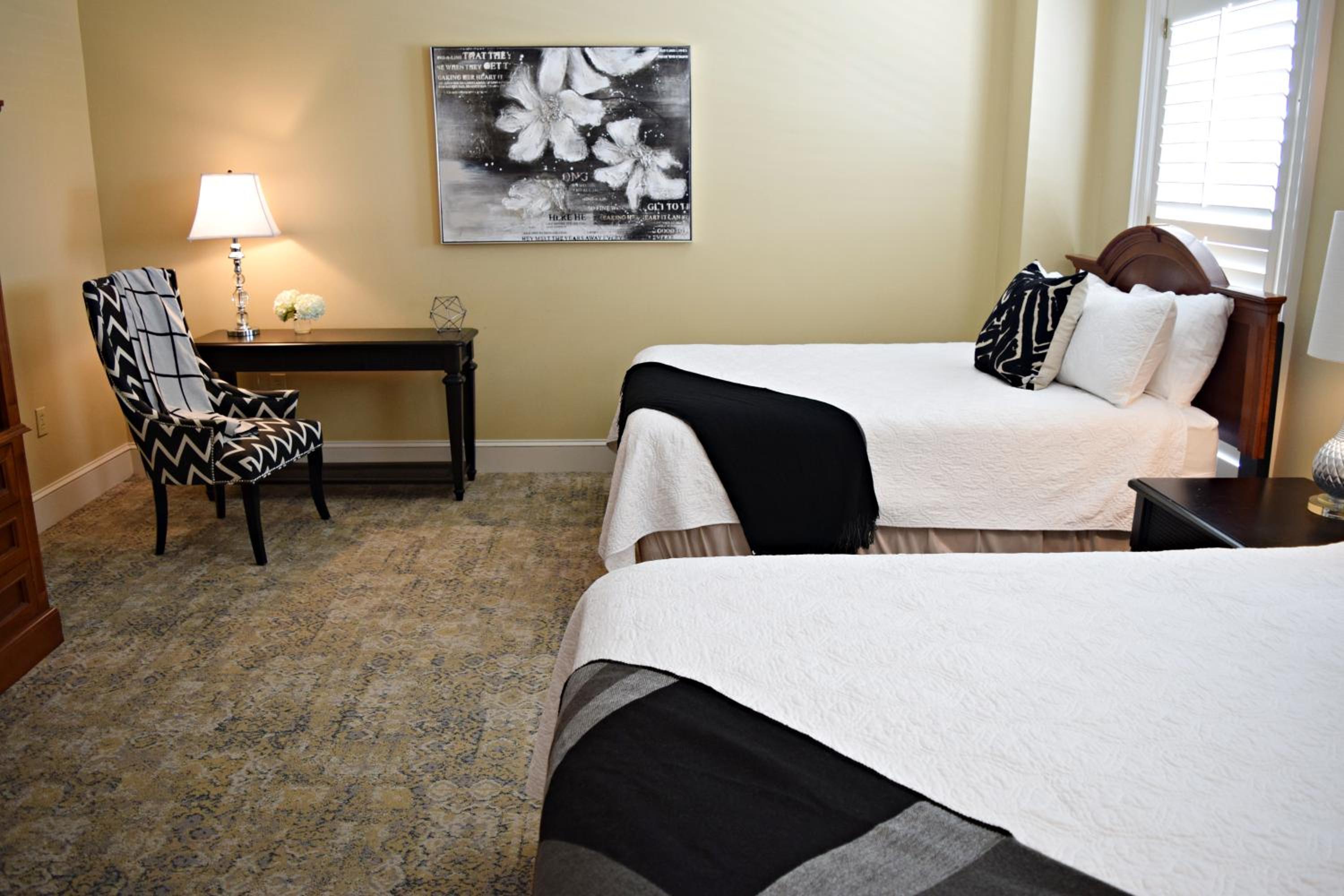 Queen Room with Two Queen Beds - Mobility Access/Non-Smoking - Photo 10