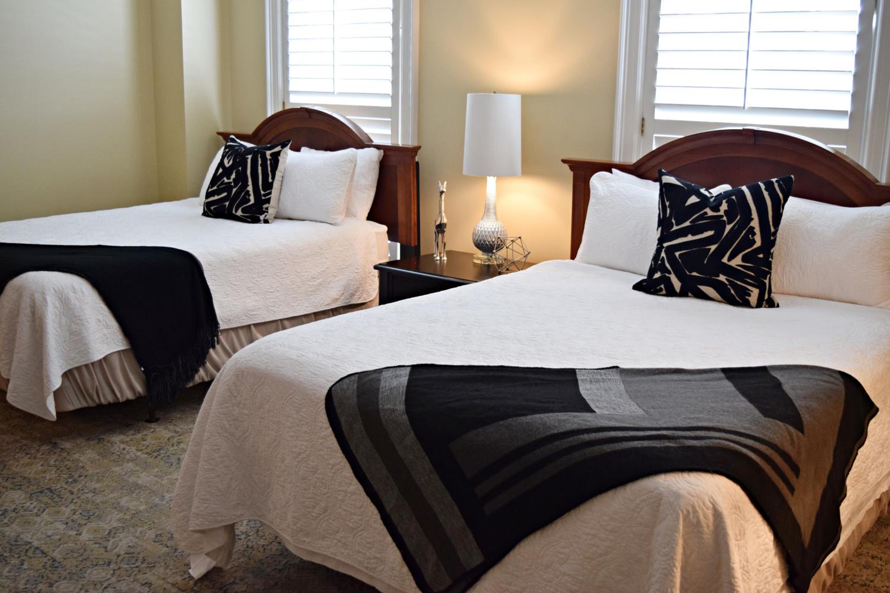 Queen Room with Two Queen Beds - Mobility Access/Non-Smoking - Photo 1