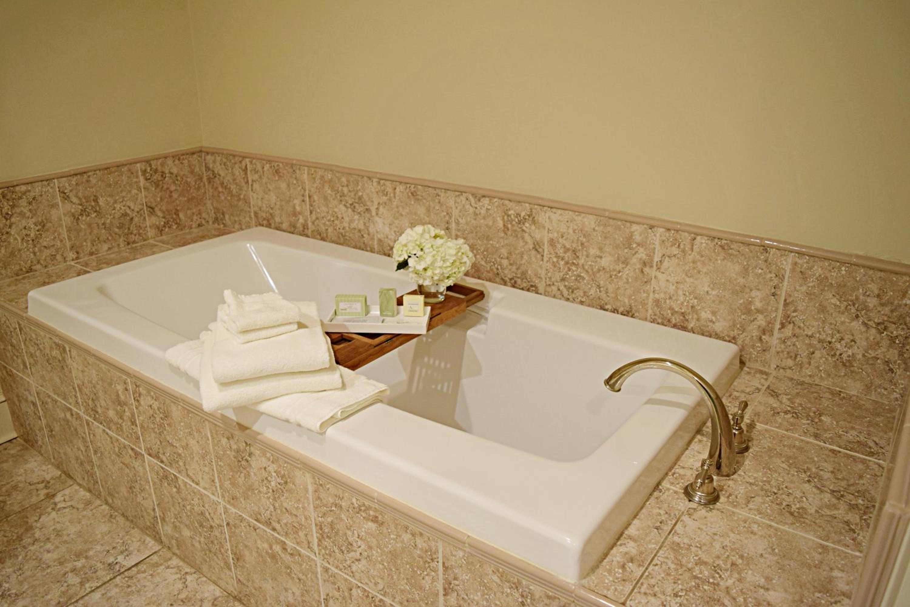 Queen Room with Two Queen Beds - Mobility Access/Non-Smoking - Photo 4