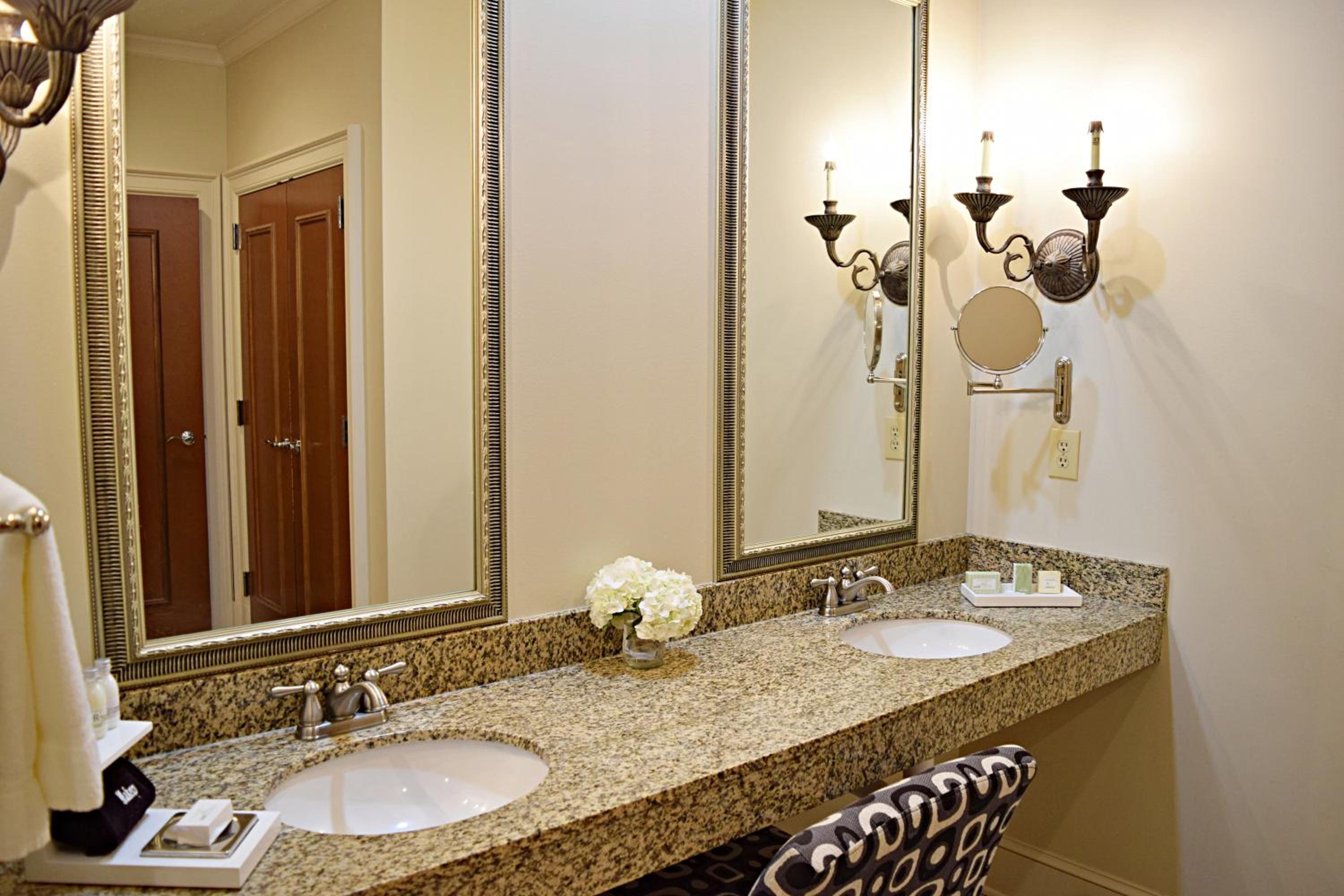 Queen Room with Two Queen Beds - Mobility Access/Non-Smoking - Photo 2