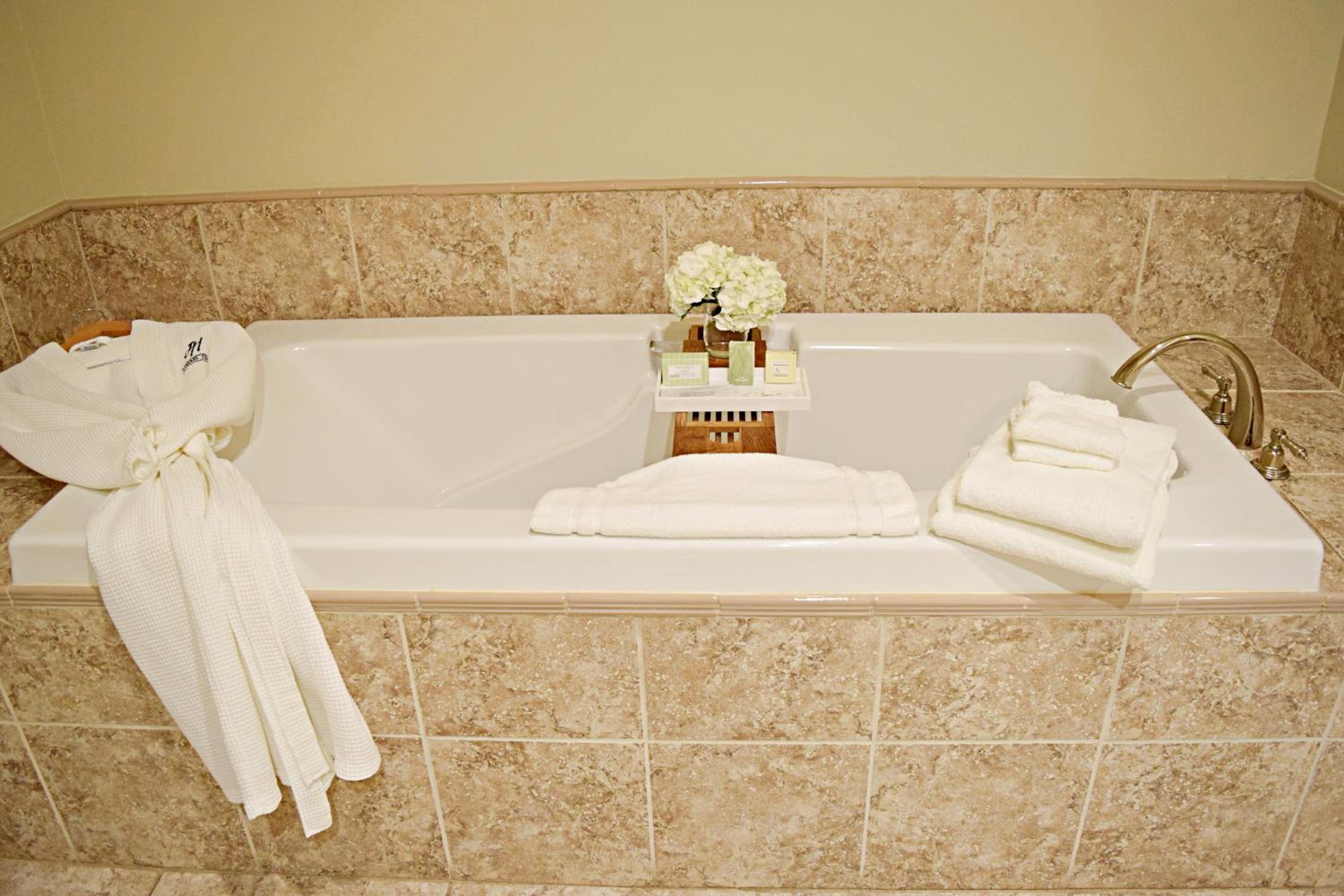Queen Room with Two Queen Beds - Mobility Access/Non-Smoking - Photo 9