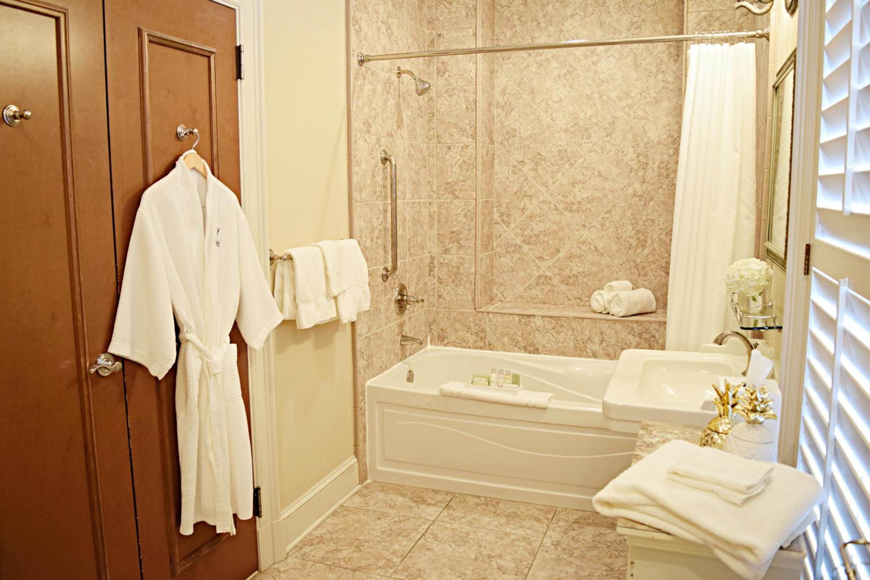 Deluxe Queen Room - Non-Smoking - Photo 3