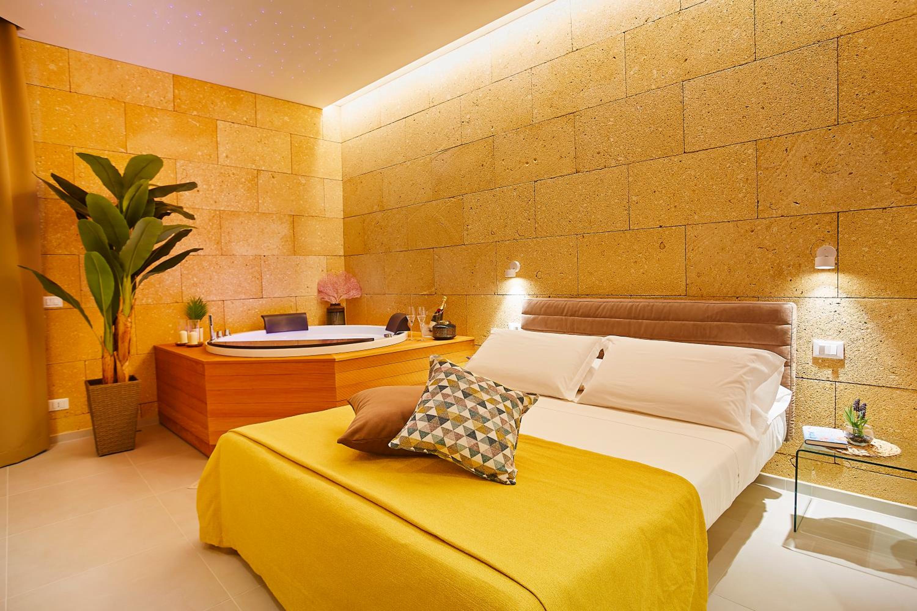 Suite with Hot Tub photo 1