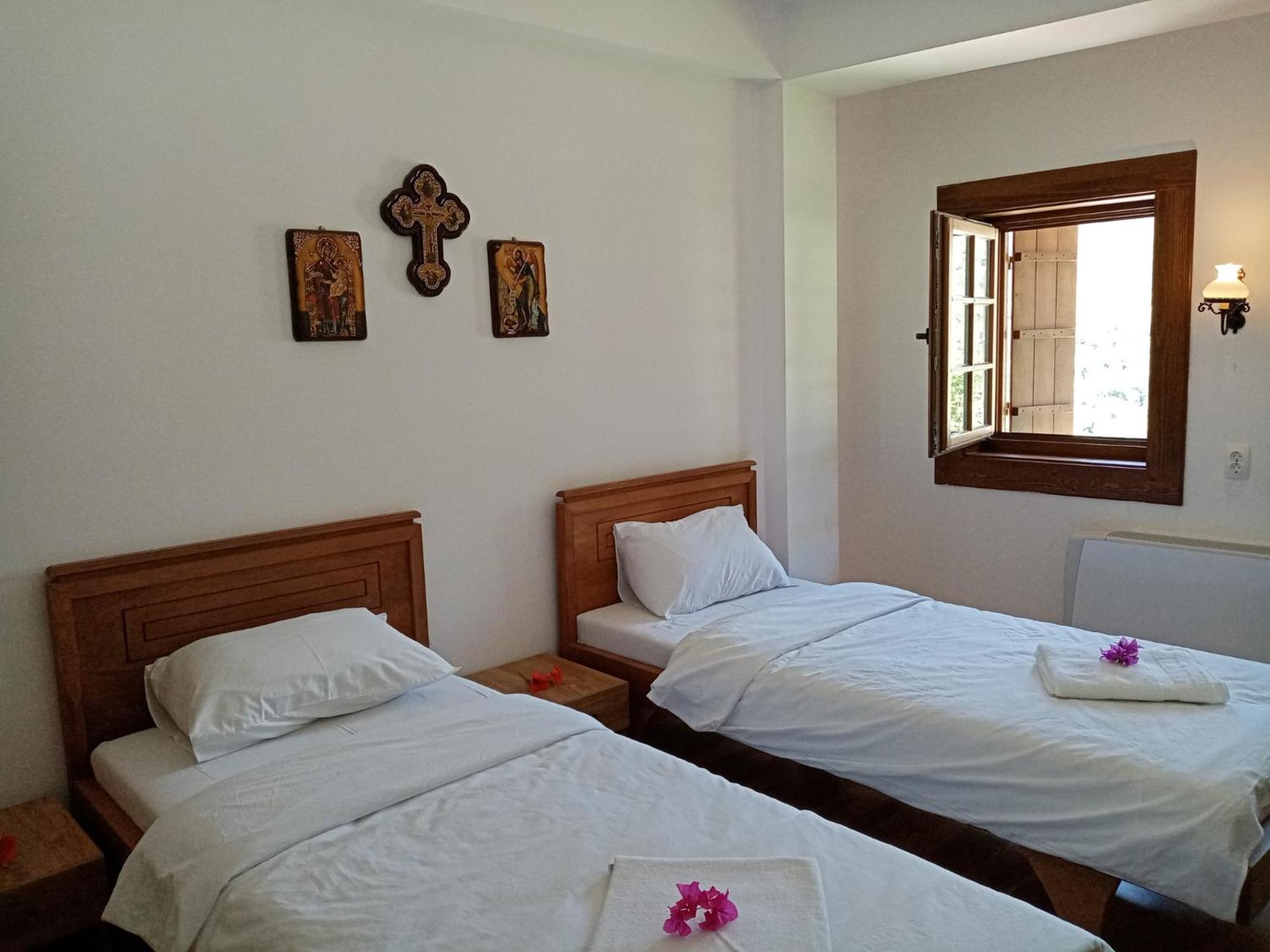 Standard Twin Room with Shared Bathroom