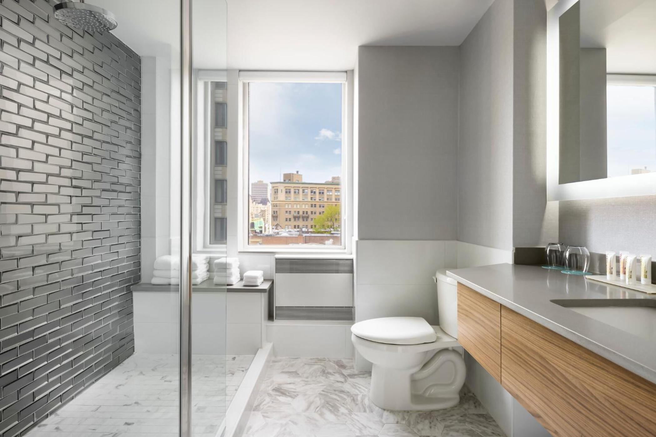 Junior Suite, 1 King, Corner room - Photo 3
