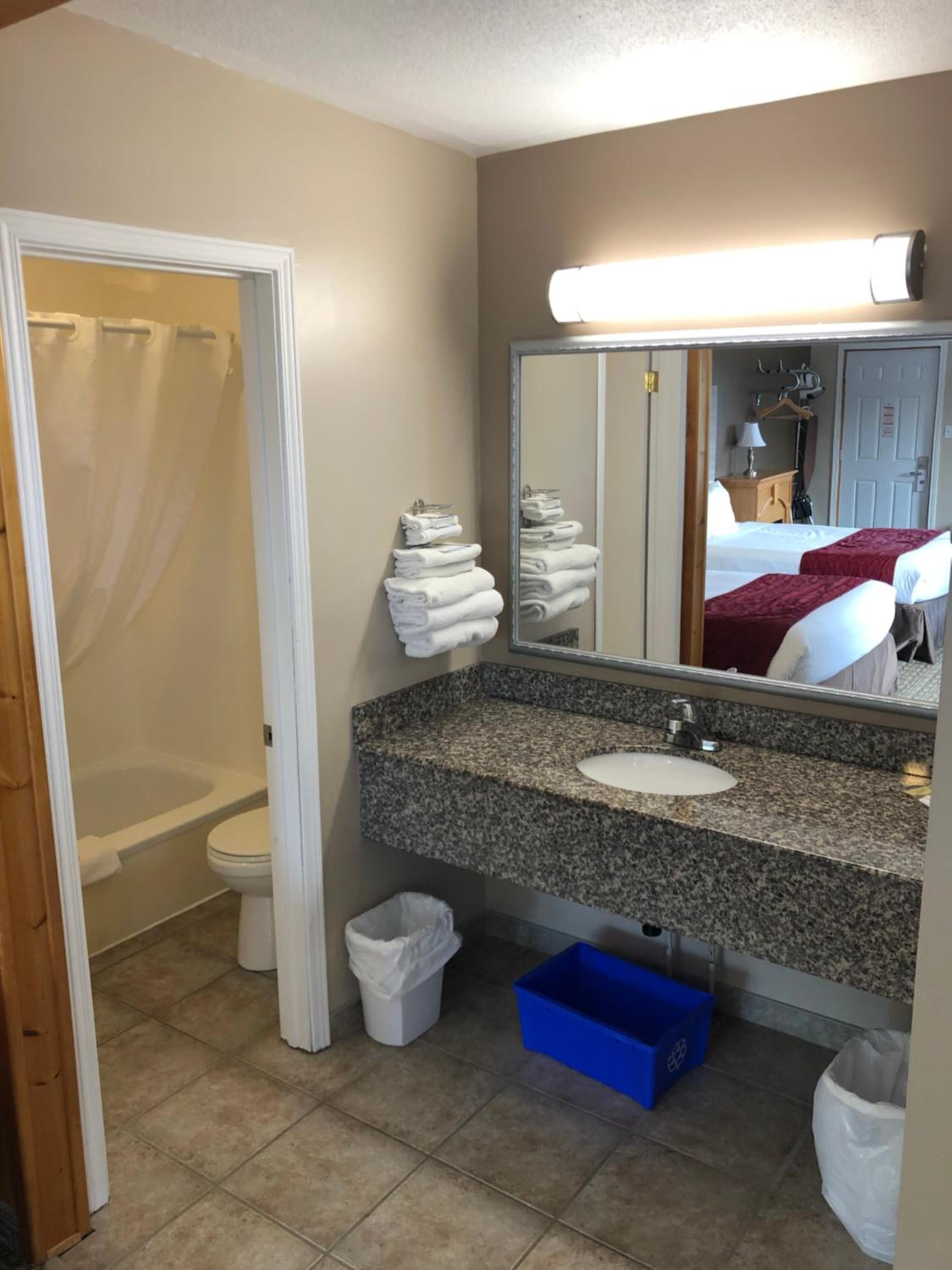 Deluxe Queen Room with Two Queen Beds - Non-Smoking - Photo 4