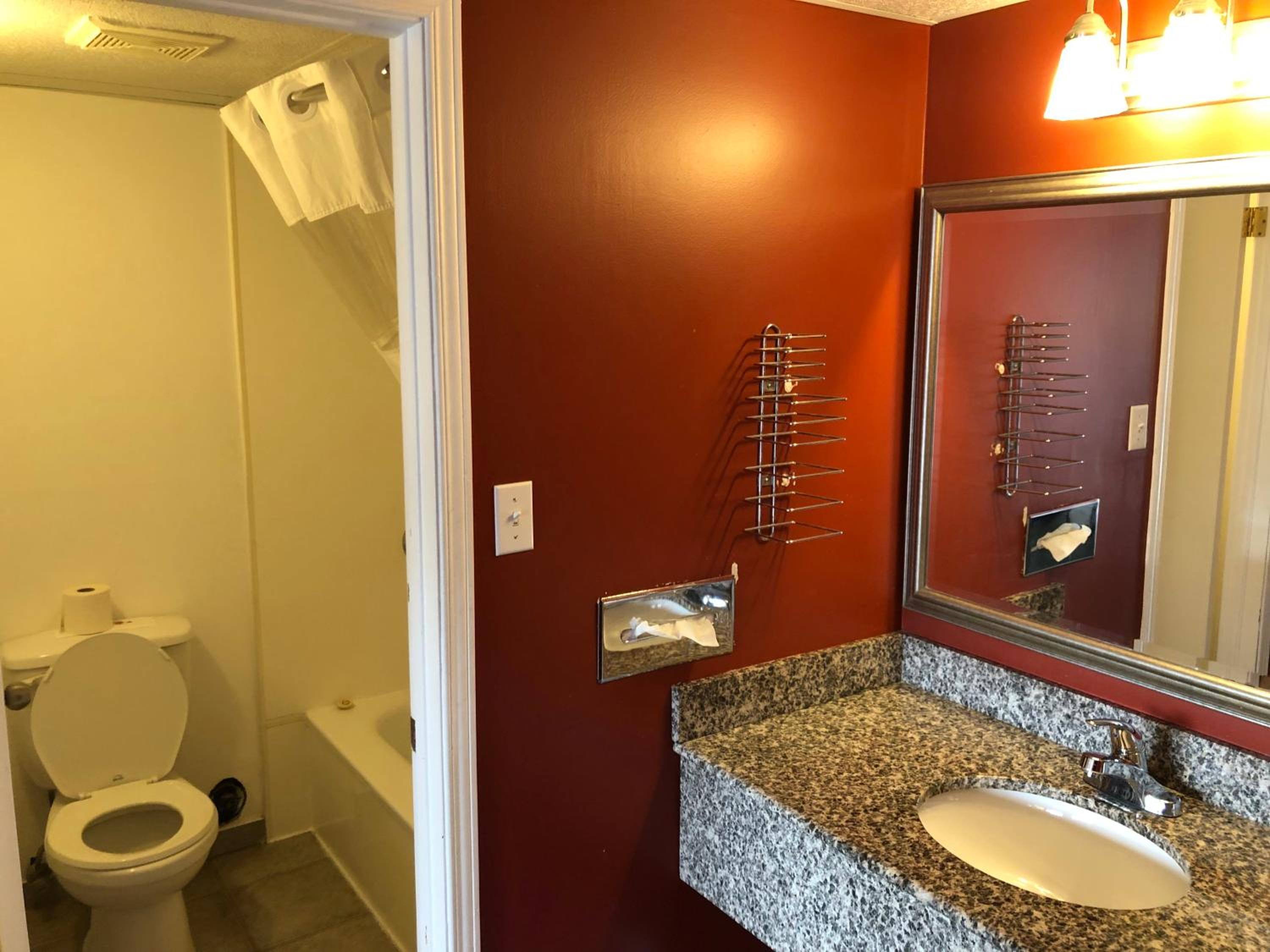 Queen Room with Two Queen Beds - Non-Smoking - Photo 5