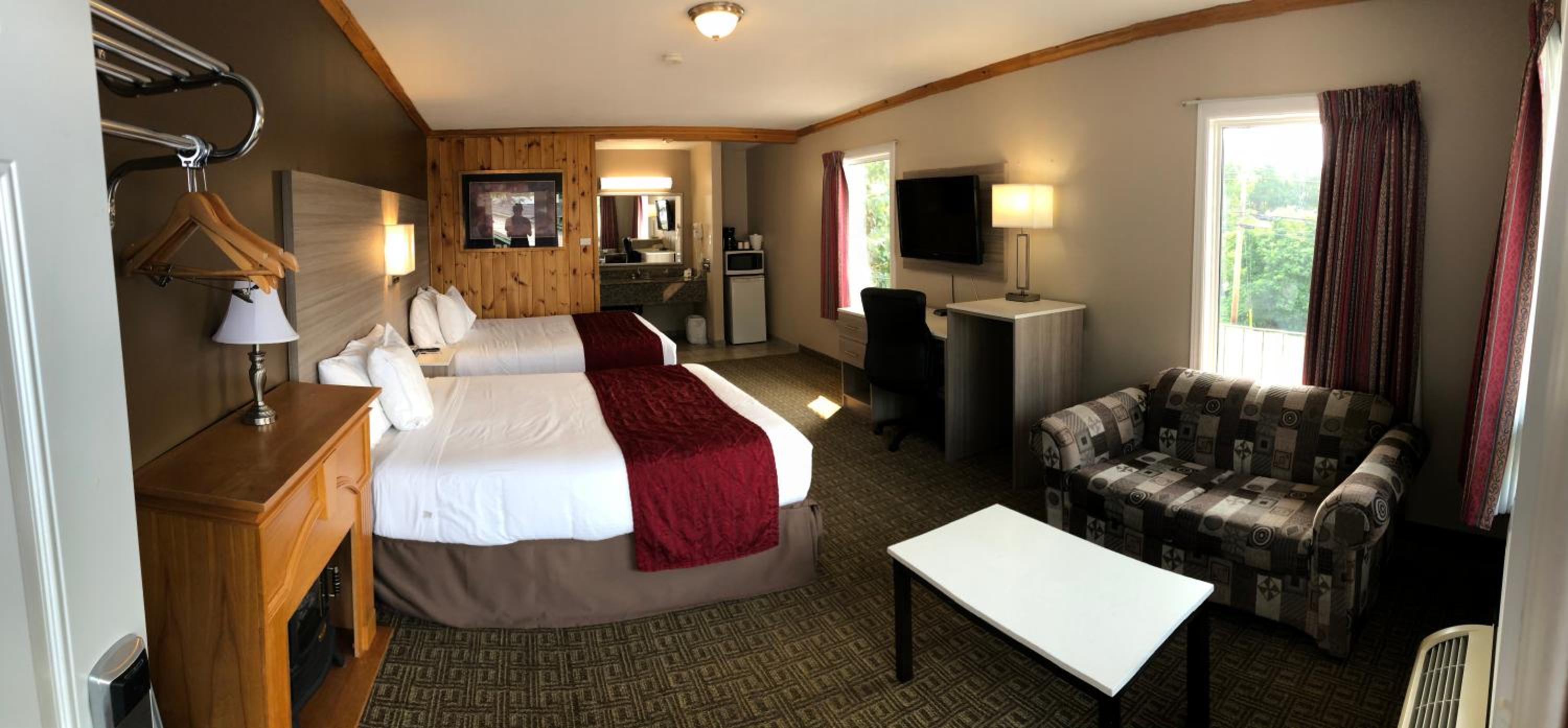 Deluxe Queen Room with Two Queen Beds - Non-Smoking - Photo 5