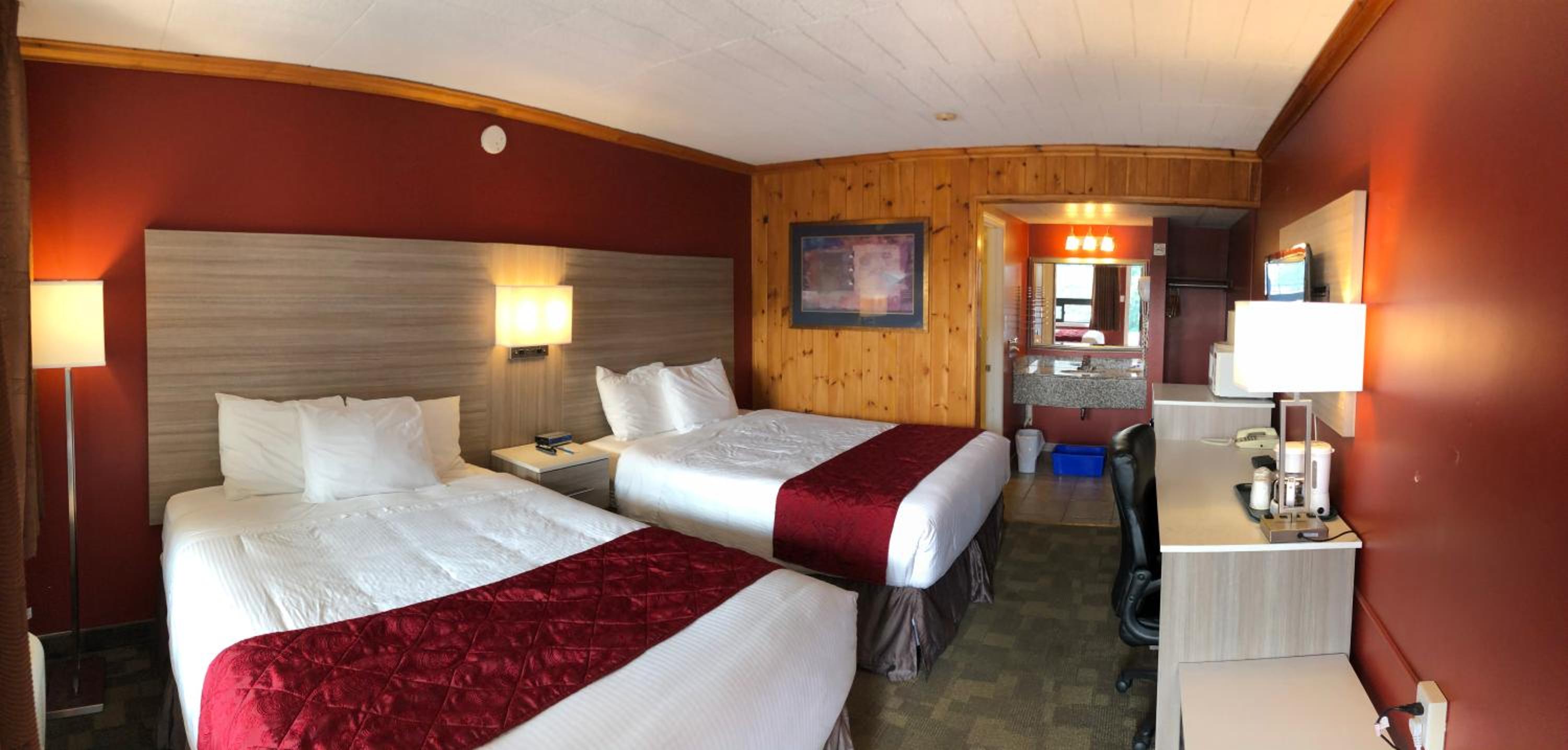Queen Room with Two Queen Beds - Non-Smoking - Photo 3