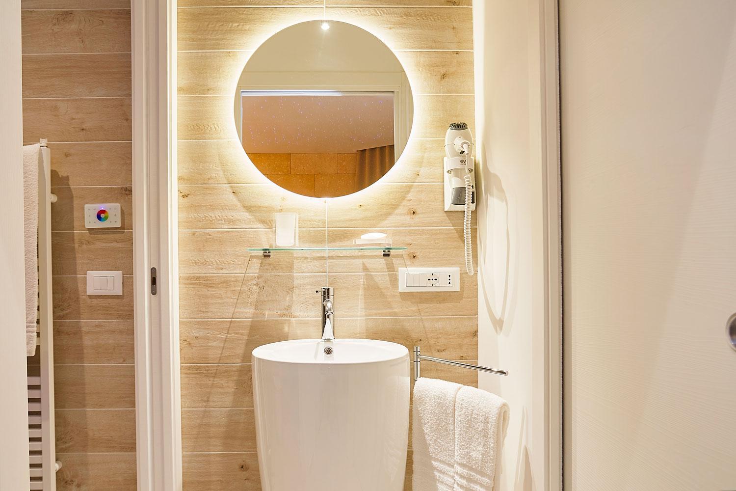Suite with Hot Tub photo 2