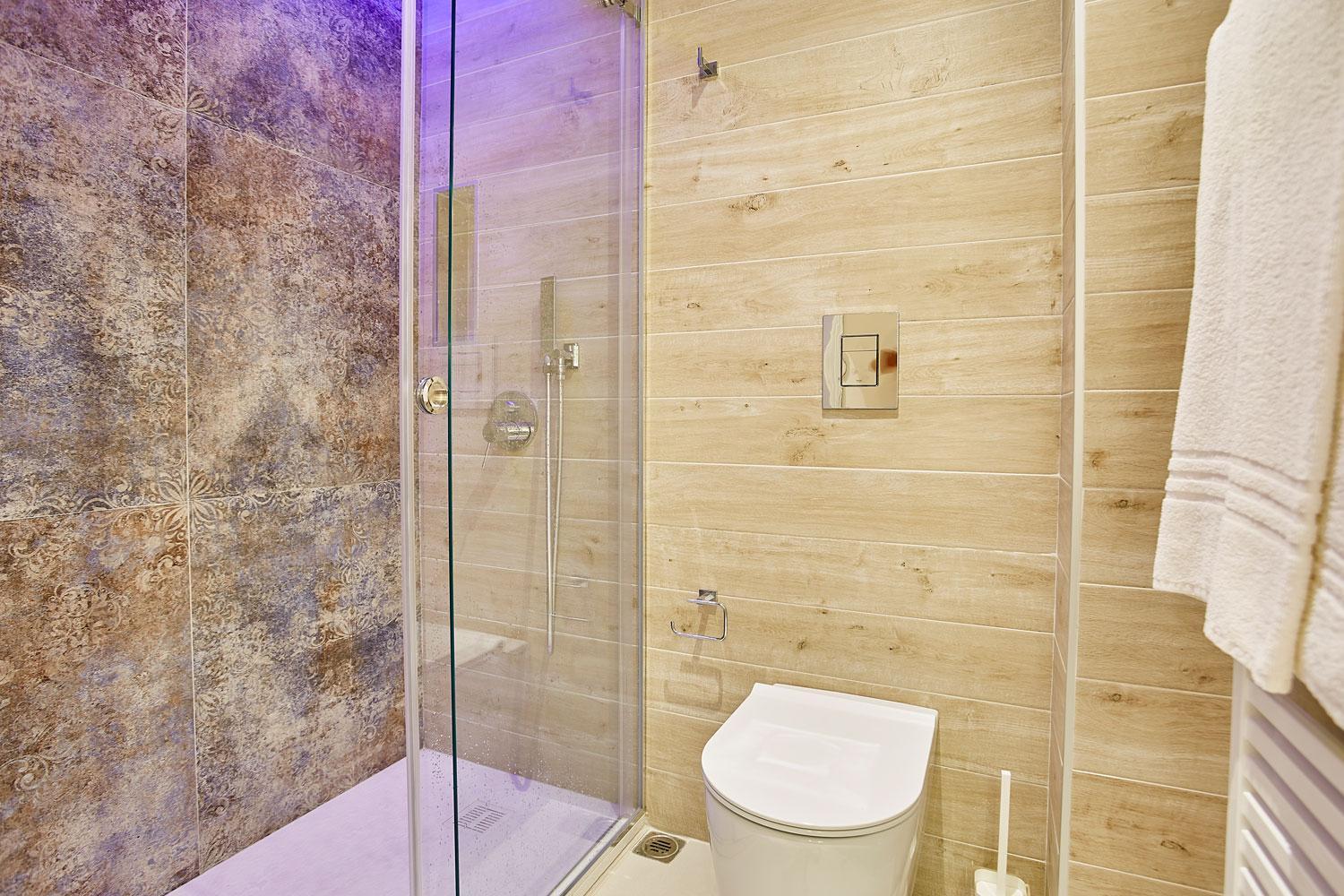 Suite with Hot Tub photo 3