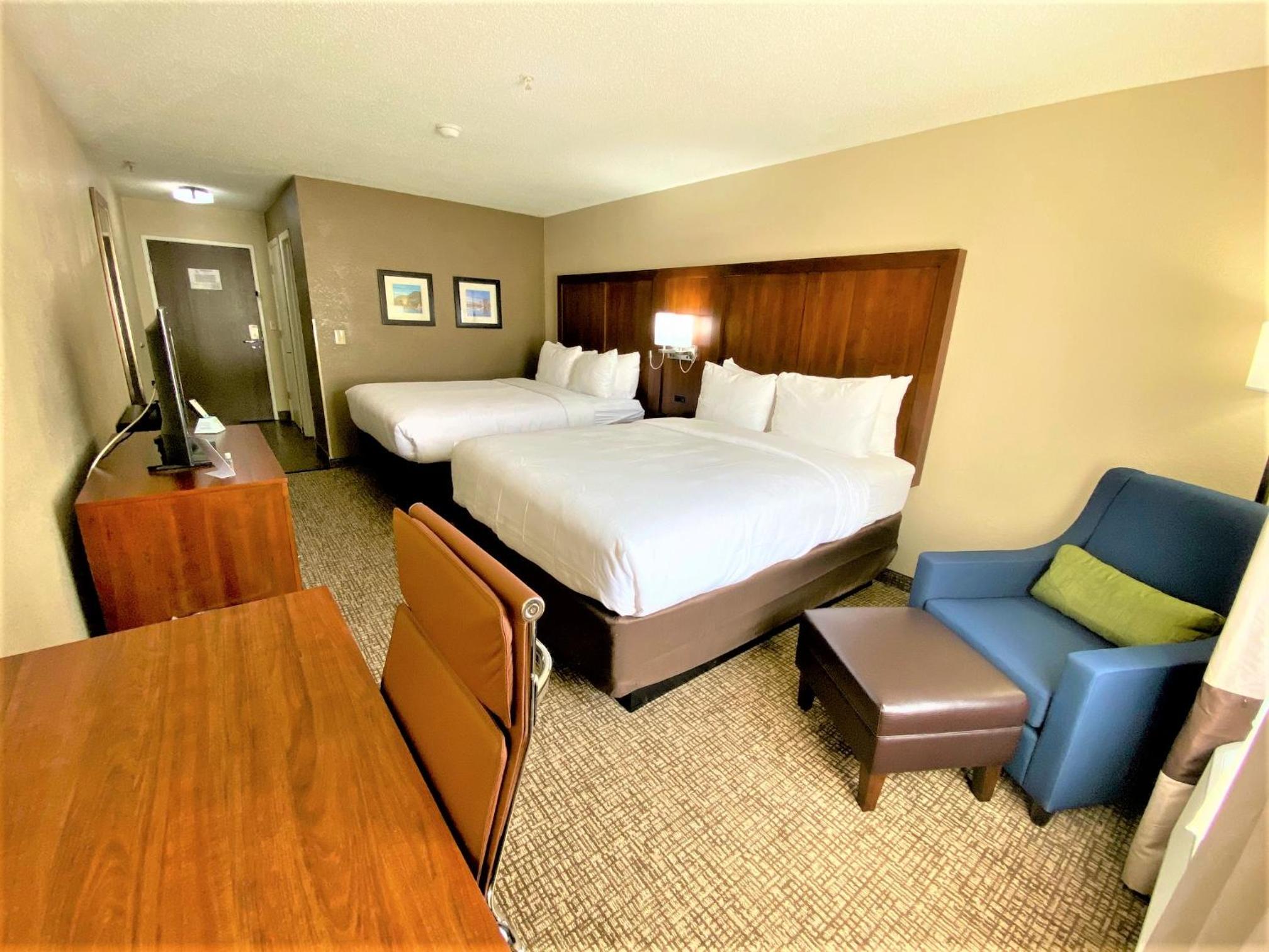 Standard Queen Room with Two Queen Beds - Non Smoking  - Photo 2