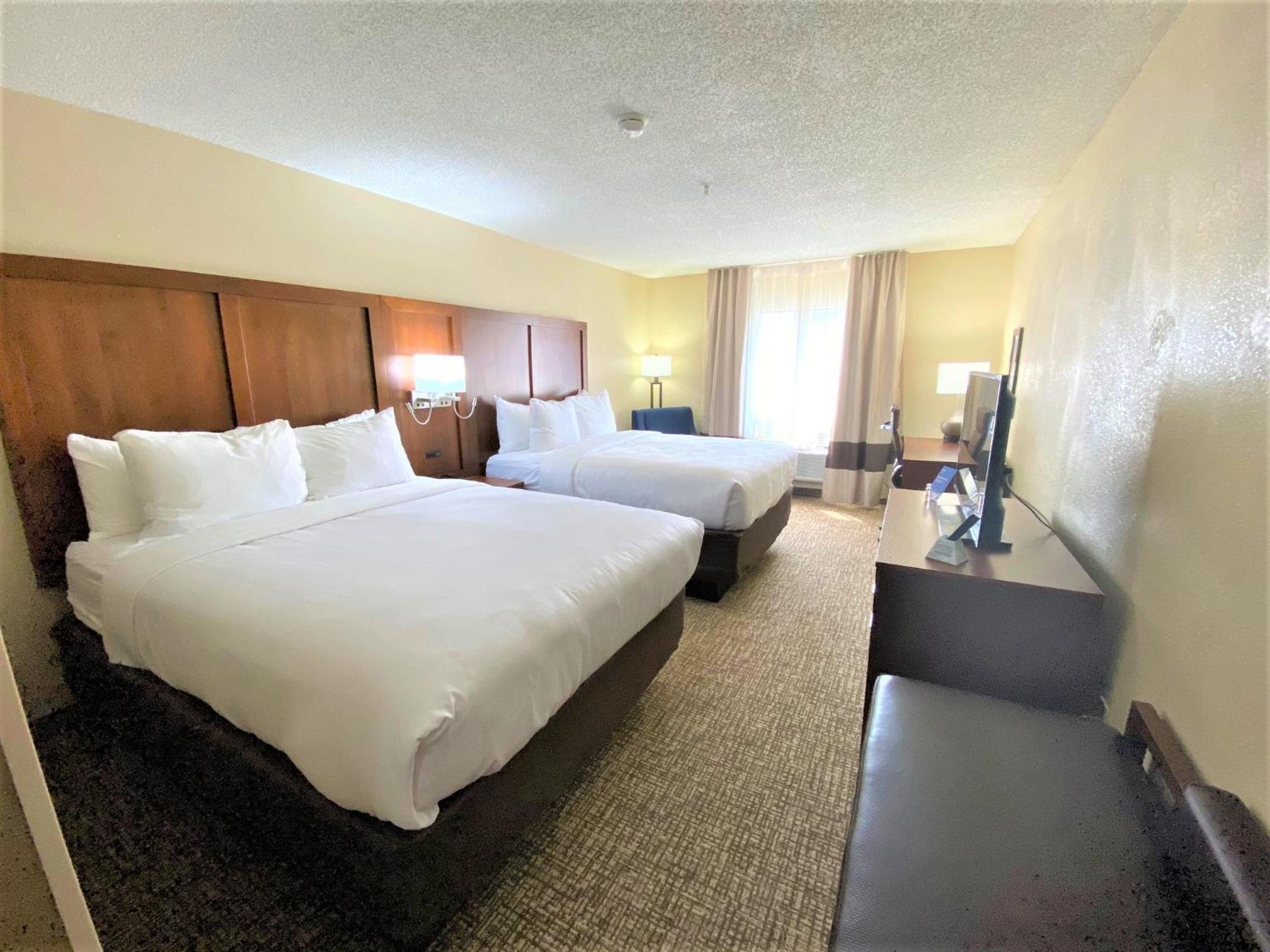 Standard Queen Room with Two Queen Beds - Non Smoking  - Photo 3