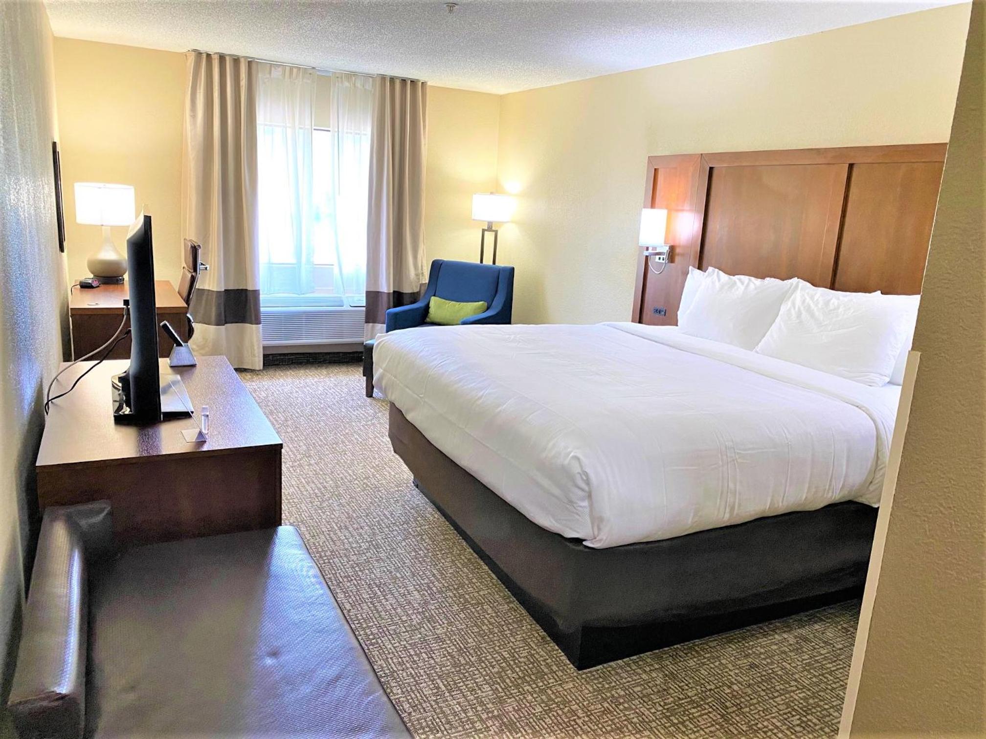Standard King Room with Chair with Ottoman - Non Smoking - Photo 3