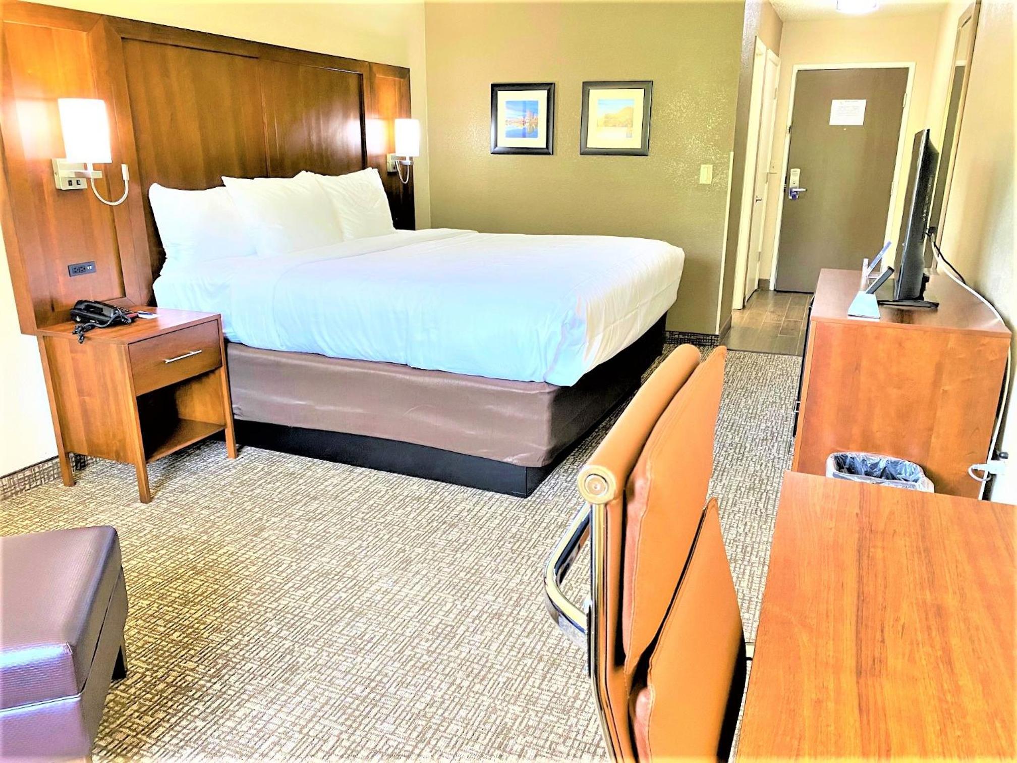 Standard King Room with Chair with Ottoman - Non Smoking - Photo 6