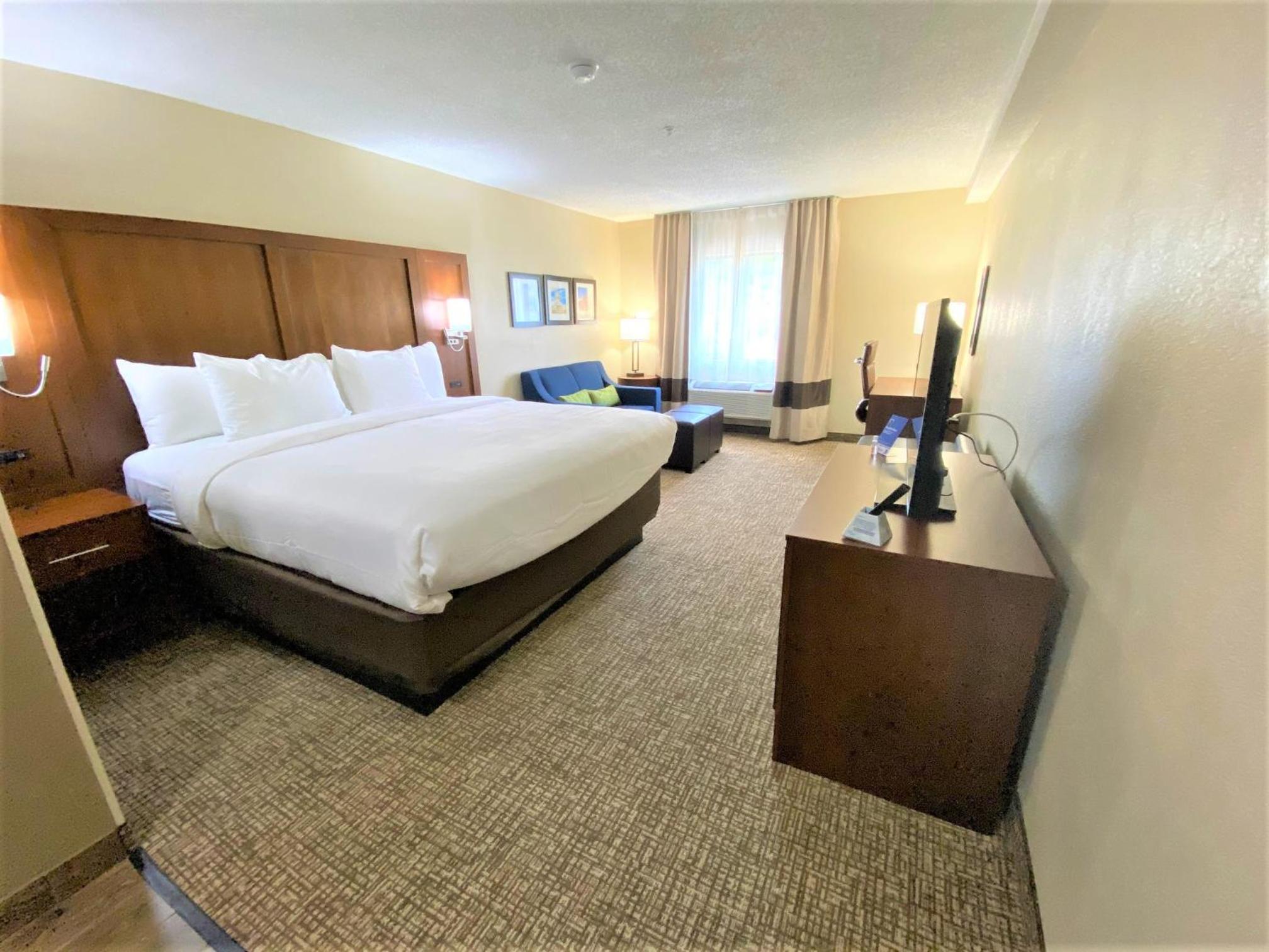 Standard King Room with Chair with Ottoman - Non Smoking - Photo 2