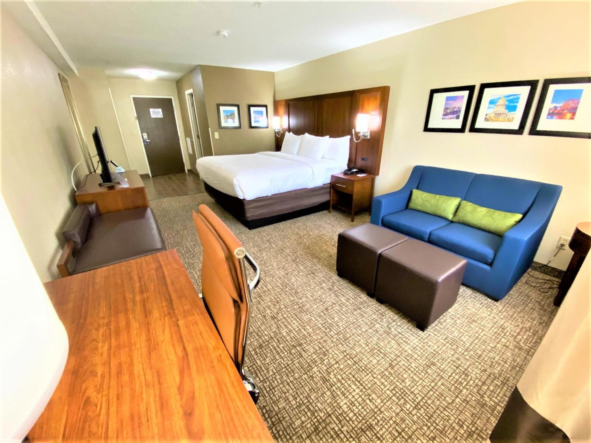 Standard King Room with Sofa - Non Smoking - Photo 5