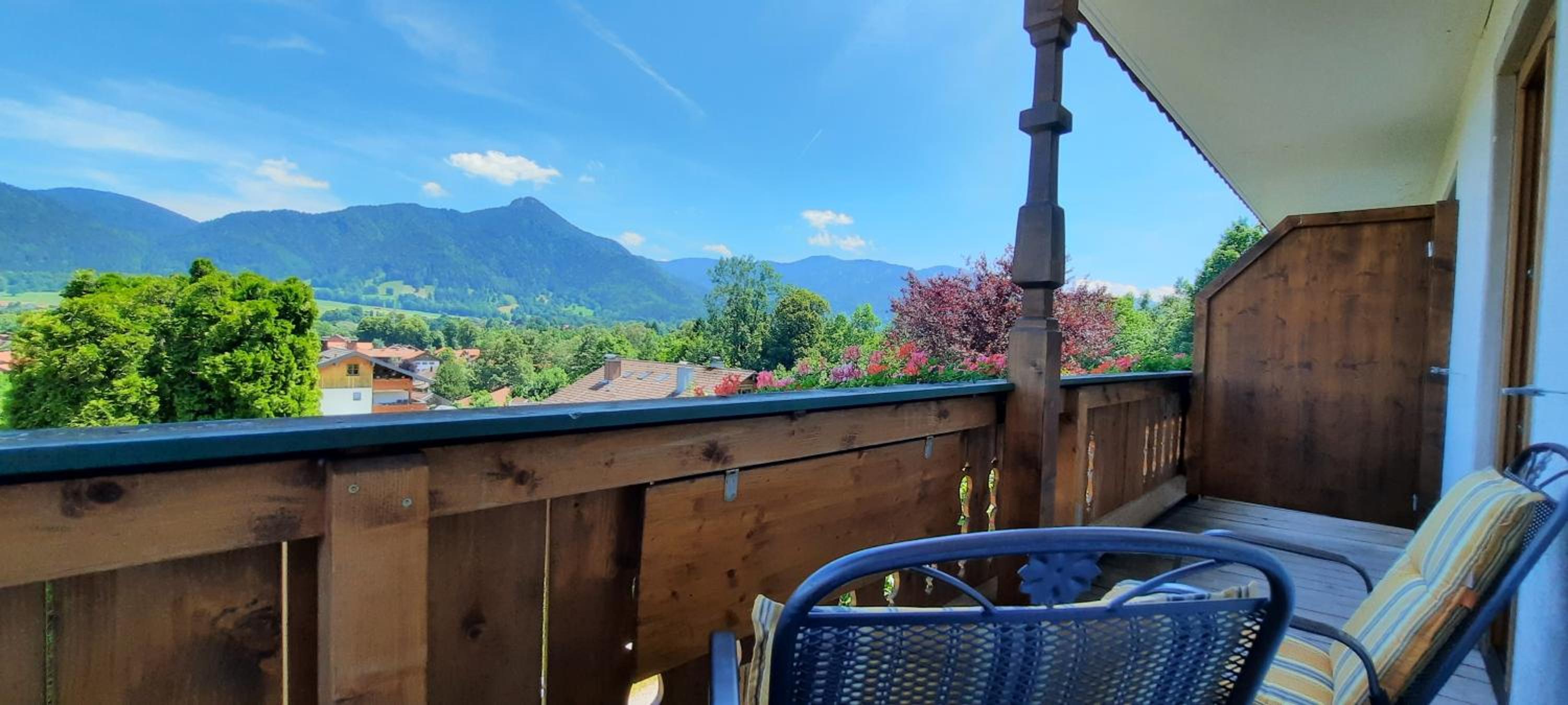 Apartment with Mountain View photo 3
